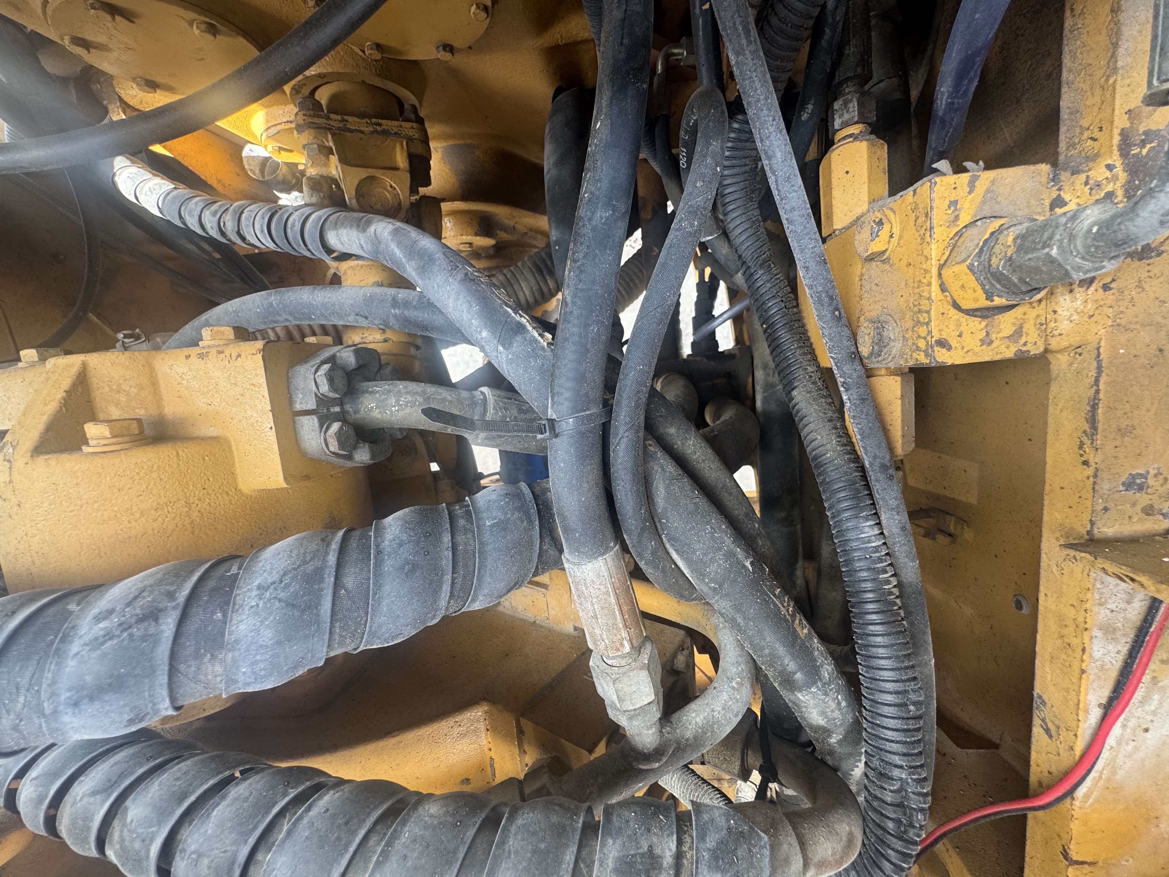 WHL-022-SEM-655D-Wheel-loaders-inspection-Hydraulics-Hydraulic-hoses-and-lines-1