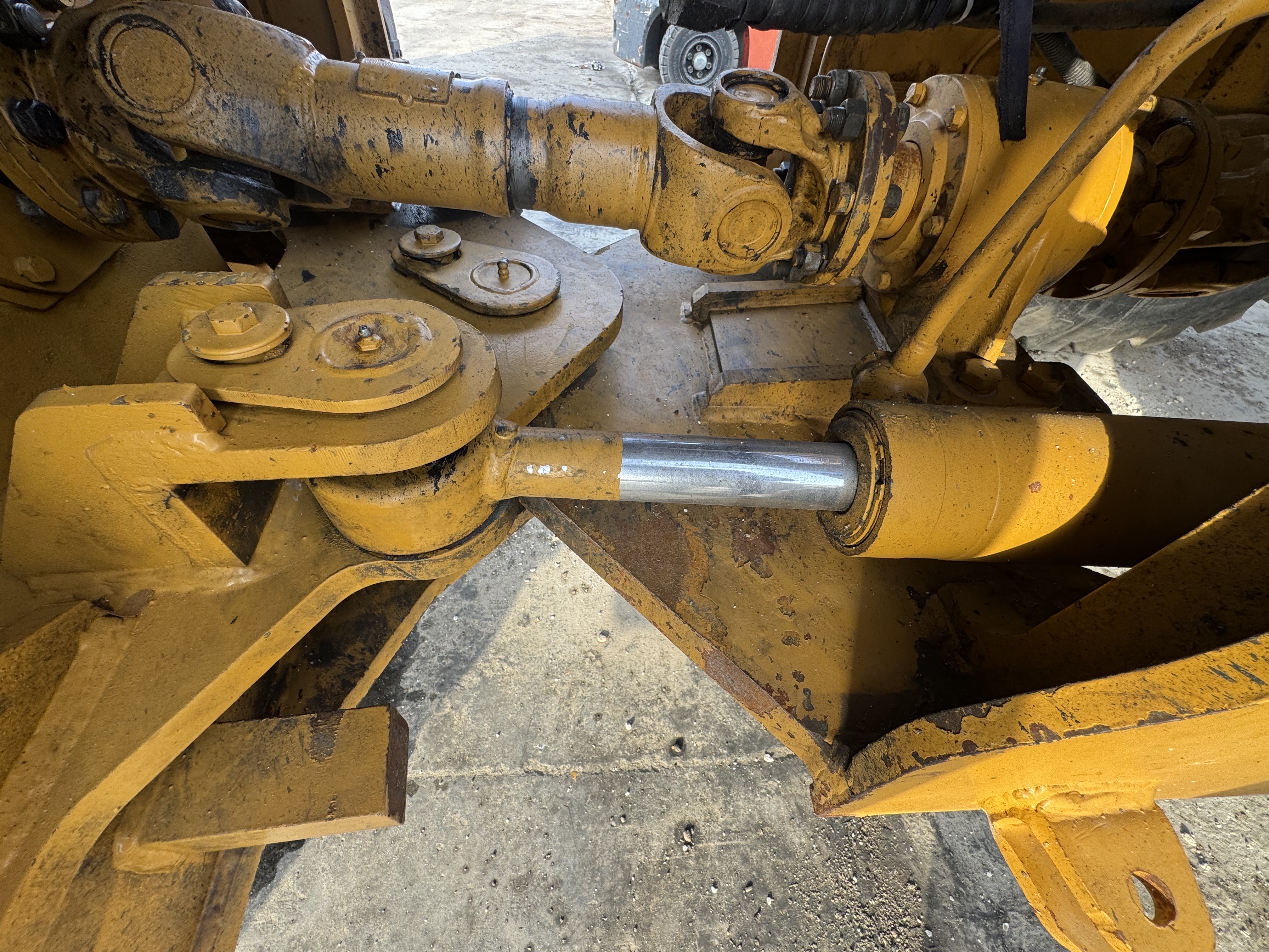 WHL-022-SEM-655D-Wheel-loaders-inspection-Hydraulics-Steering-cylinders-1