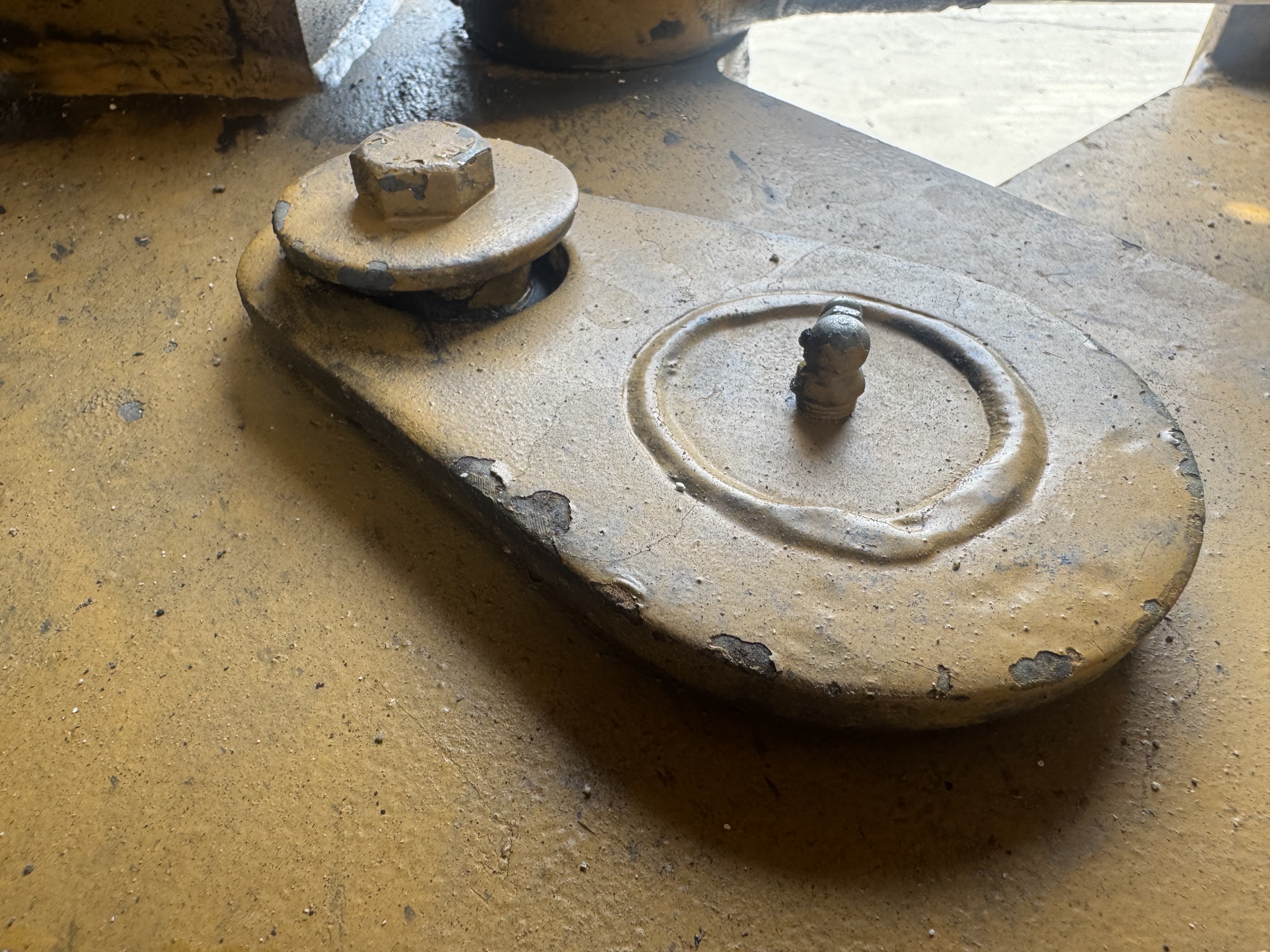 WHL-022-SEM-655D-Wheel-loaders-inspection-Hydraulics-Hydraulic-pins-/-locks-1