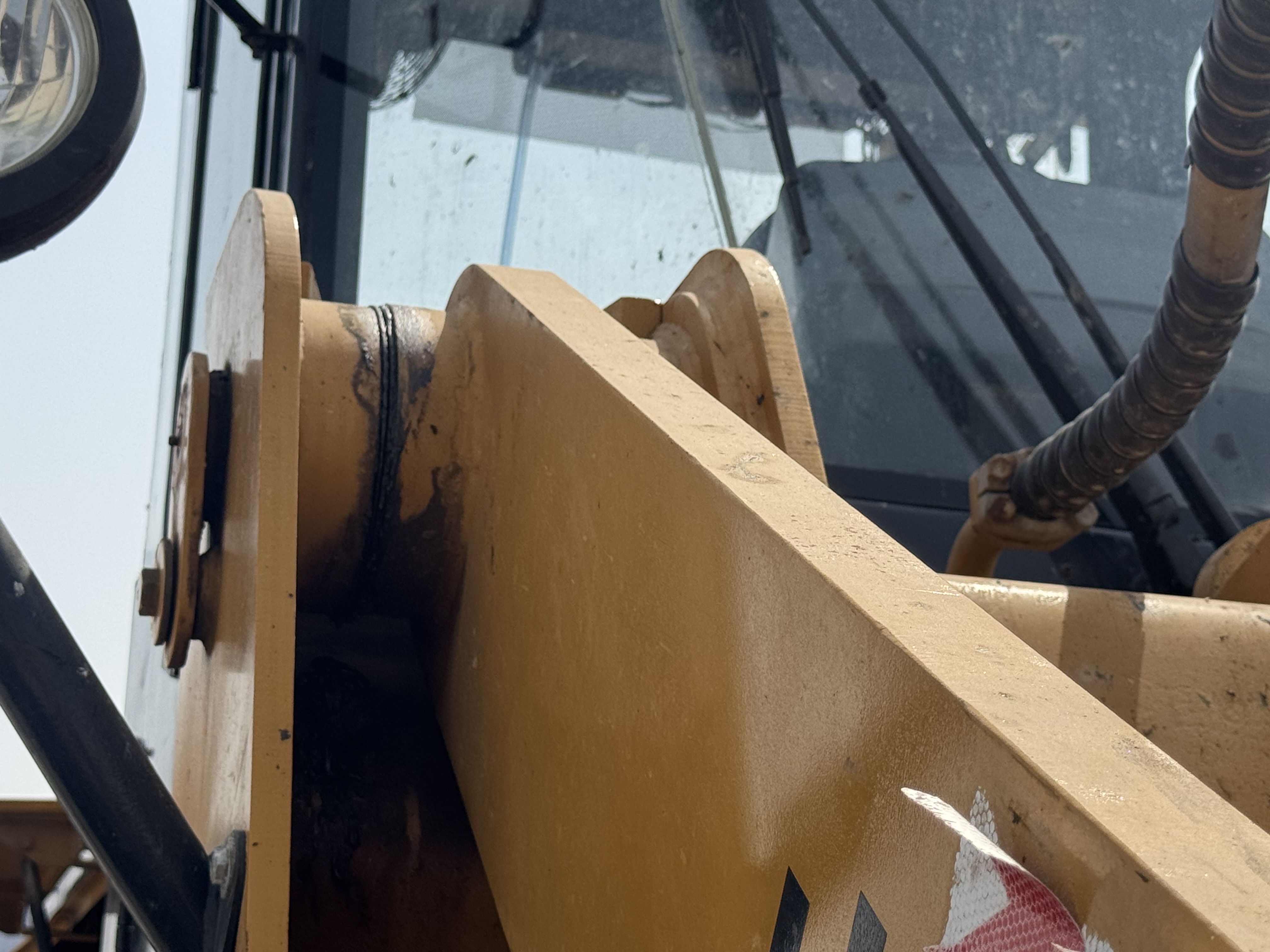 WHL-022-SEM-655D-Wheel-loaders-inspection-Hydraulics-Pins-and-bushings-lift-arm-to-bucket-1