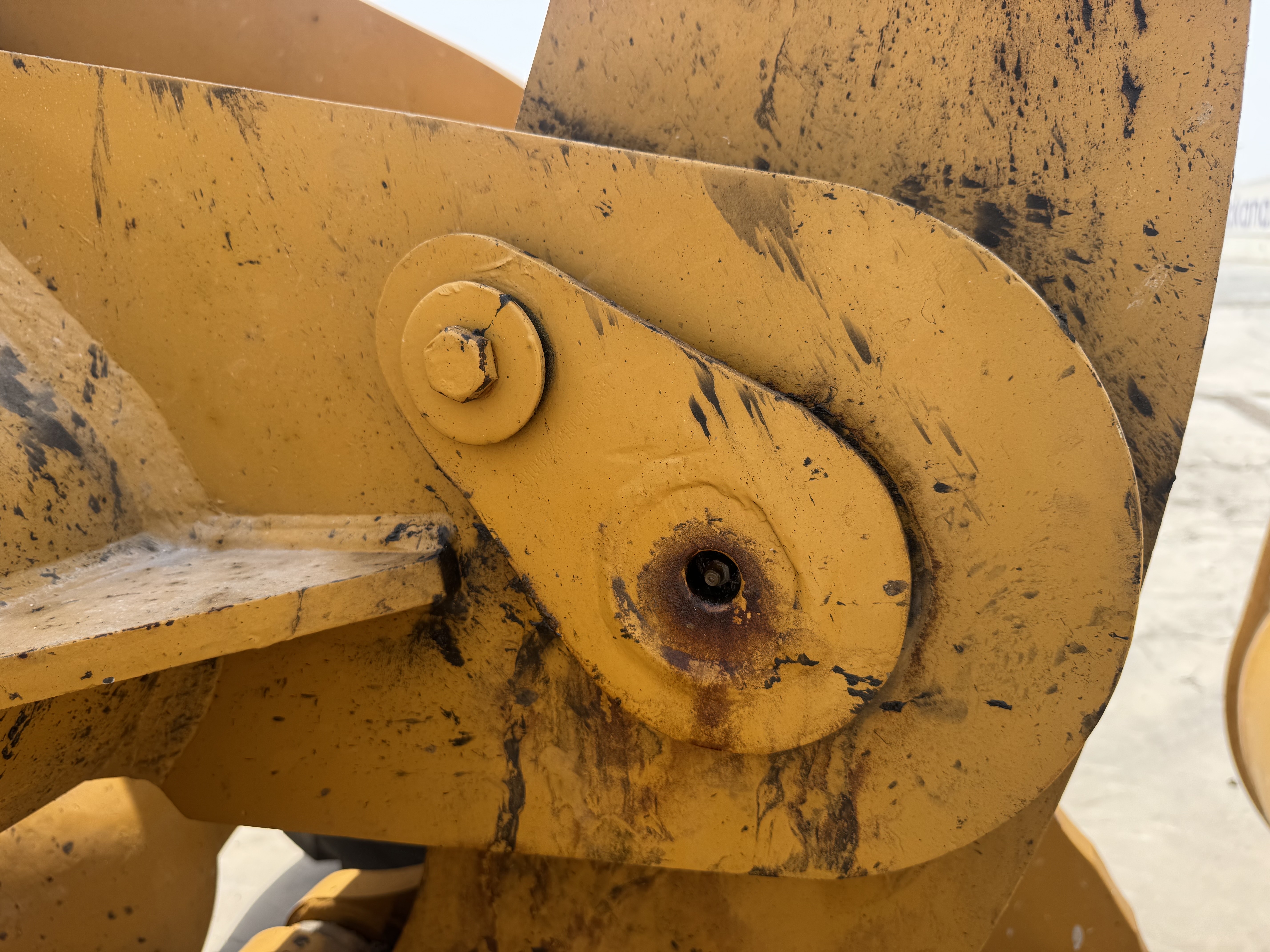 WHL-022-SEM-655D-Wheel-loaders-inspection-Hydraulics-Pins-and-bushings-lift-arm-to-bucket-1