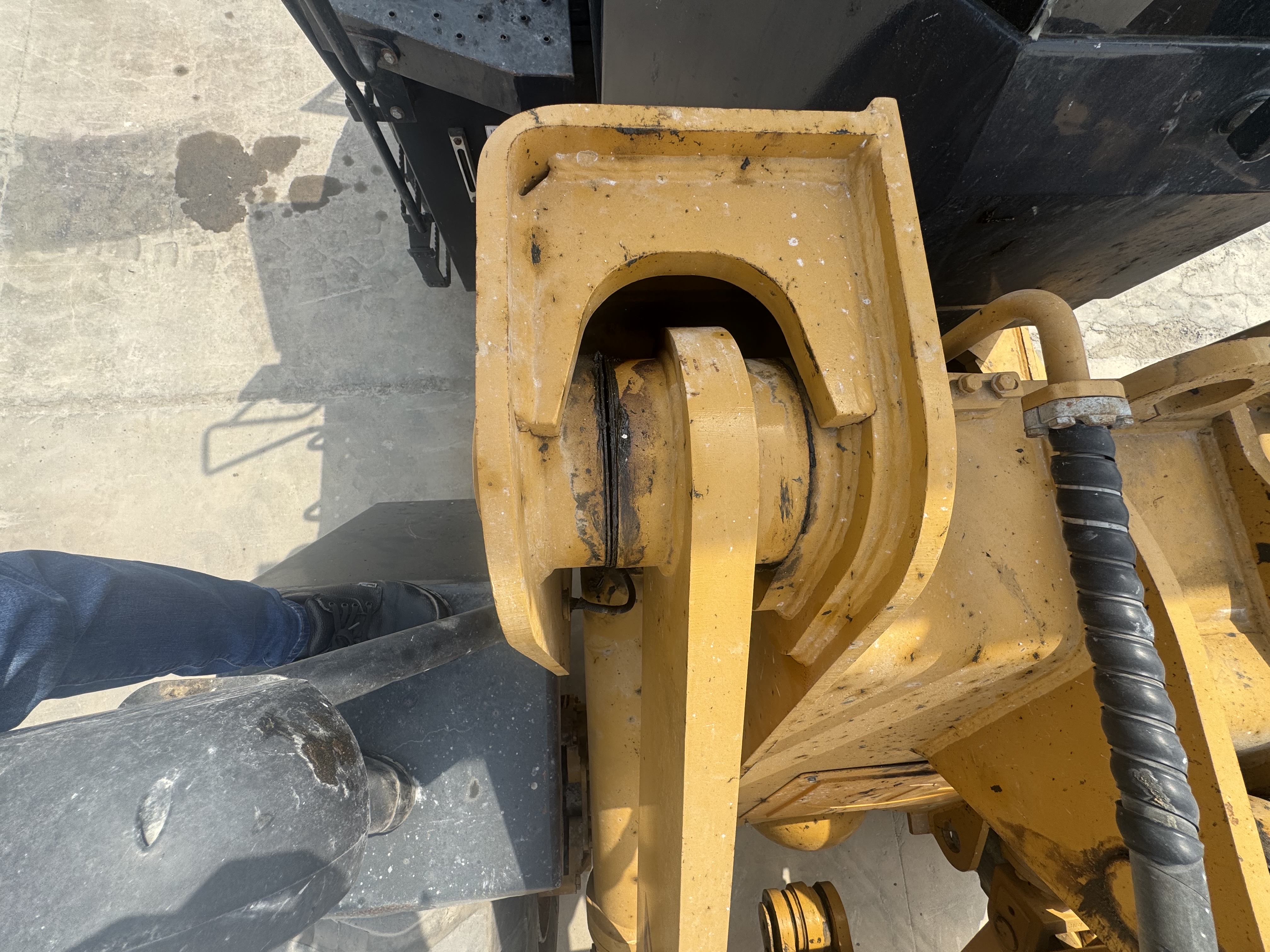 WHL-022-SEM-655D-Wheel-loaders-inspection-Hydraulics-Pins-and-bushings-lift-arm-to-bucket-1