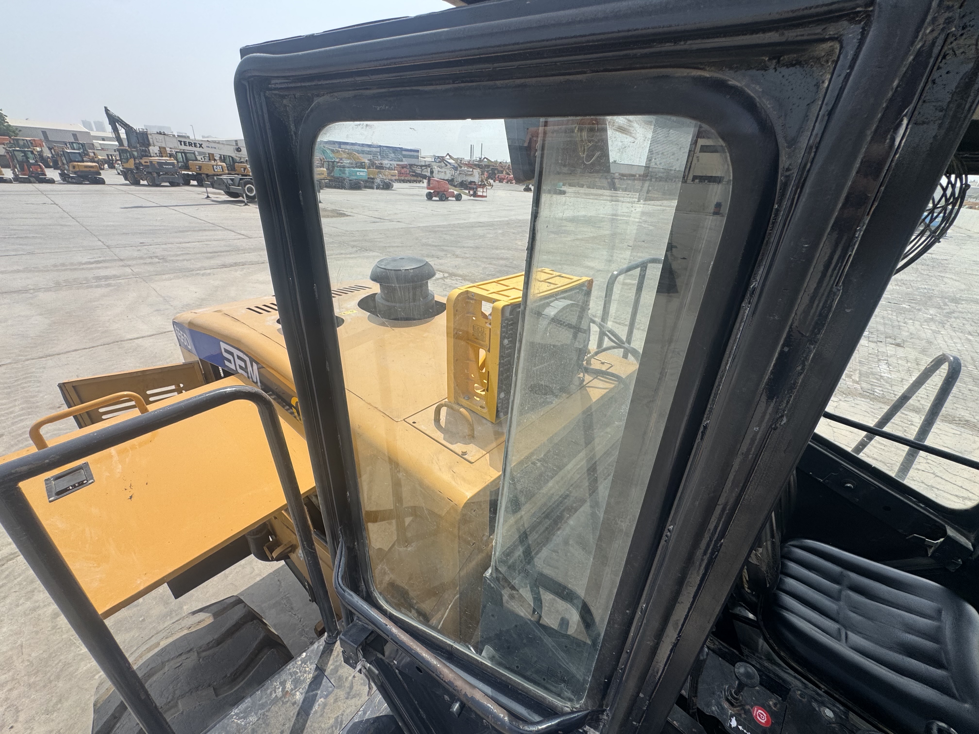 WHL-022-SEM-655D-Wheel-loaders-inspection-Safety-Glass-1