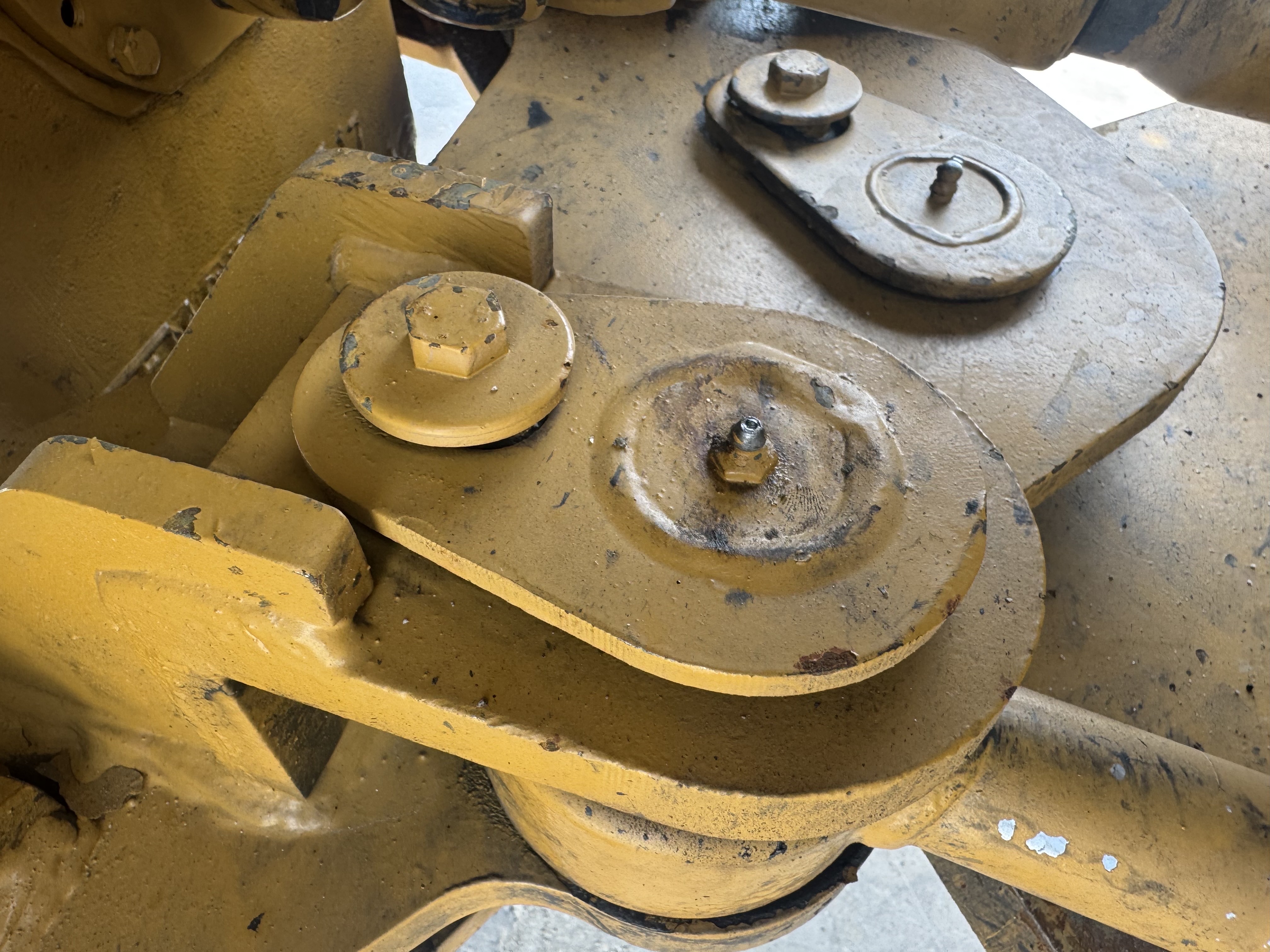 WHL-022-SEM-655D-Wheel-loaders-inspection-Safety-Hydraulic-pins-/-locks-1