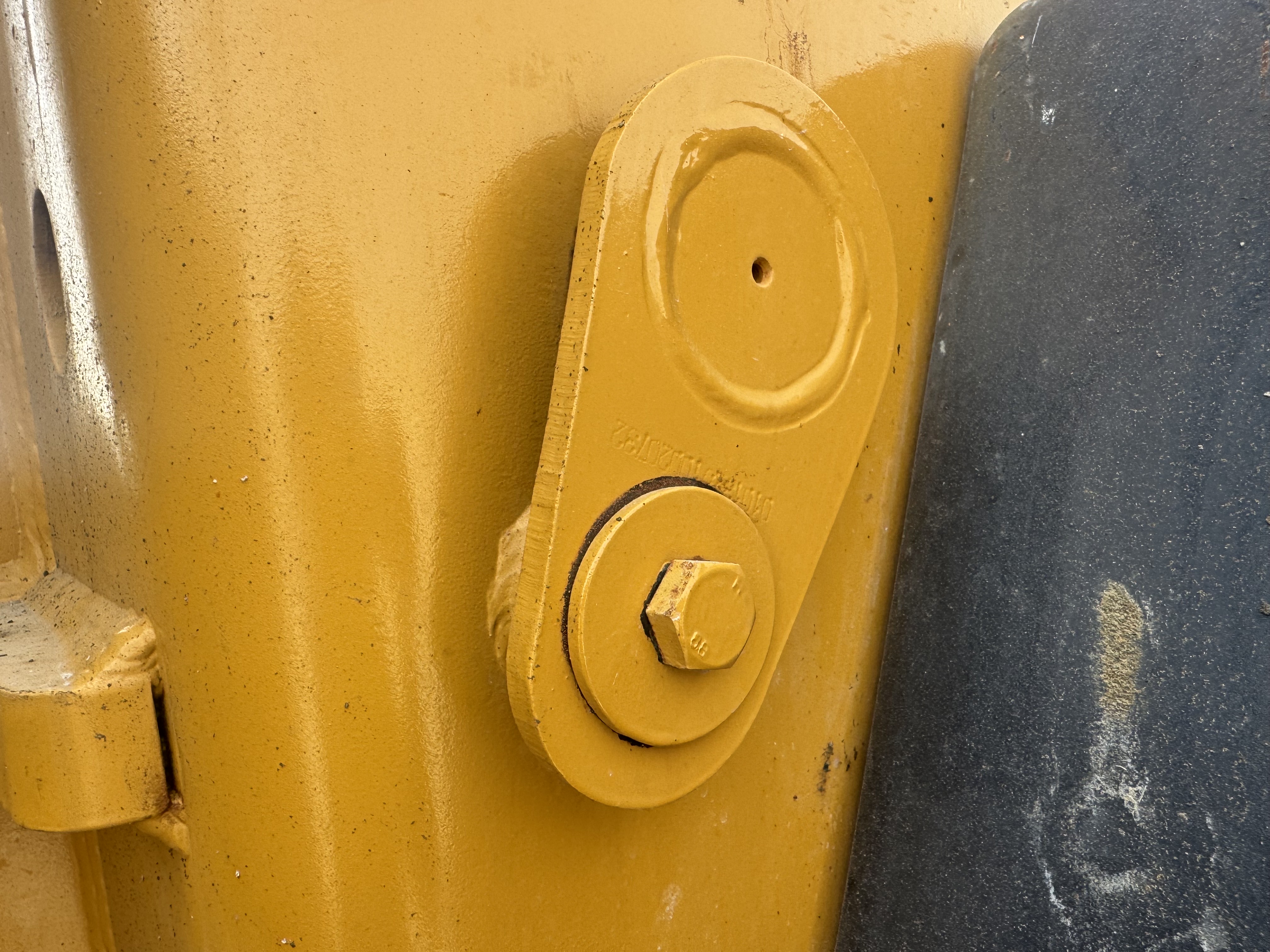 WHL-022-SEM-655D-Wheel-loaders-inspection-Safety-Hydraulic-pins-/-locks-1