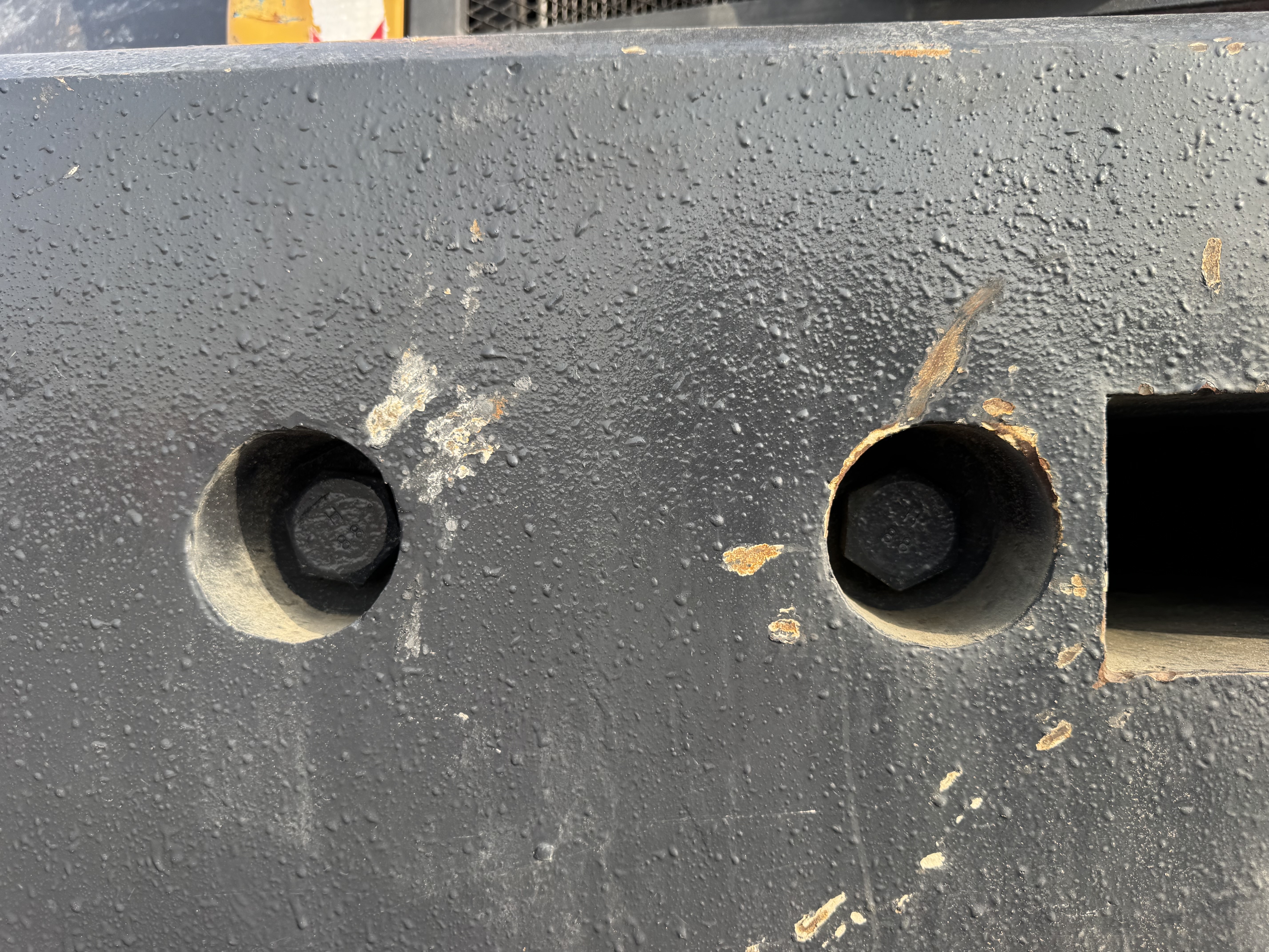 WHL-022-SEM-655D-Wheel-loaders-inspection-Safety-Counter-weight-bolts-1