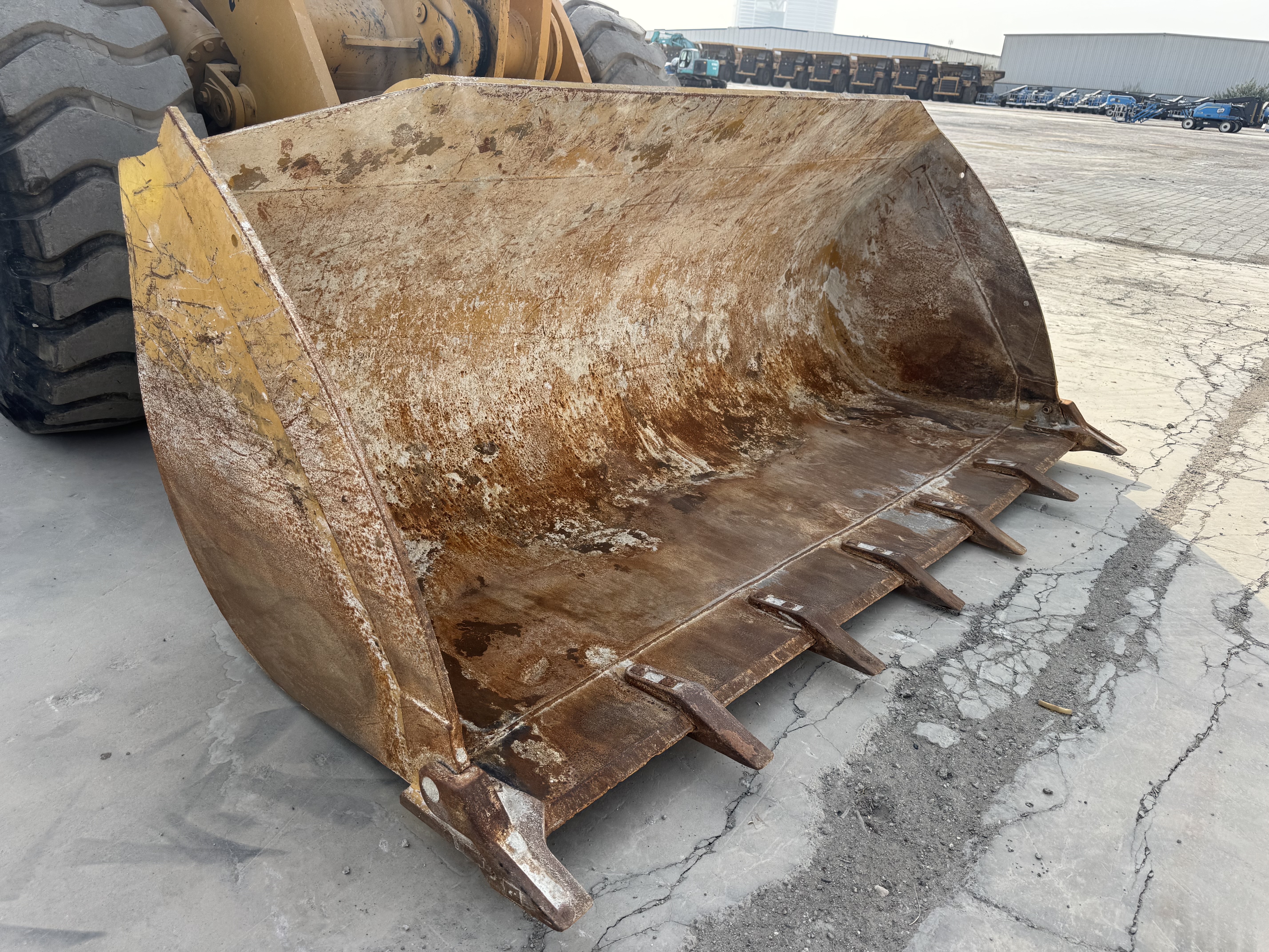 WHL-022-SEM-655D-Wheel-loaders-inspection-Attachments-Loader-bucket-condition-1