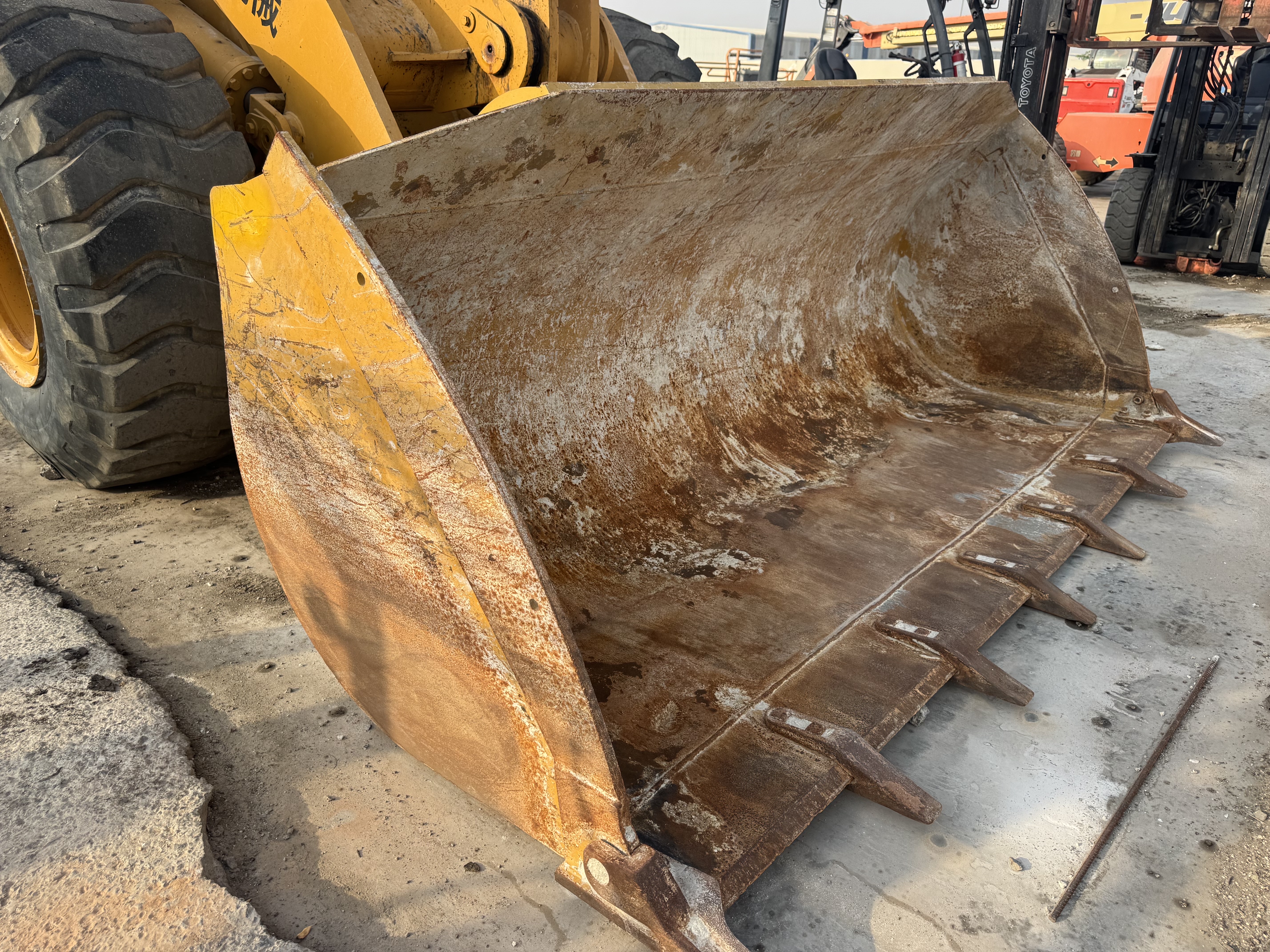WHL-022-SEM-655D-Wheel-loaders-inspection-Attachments-Loader-bucket-condition-1