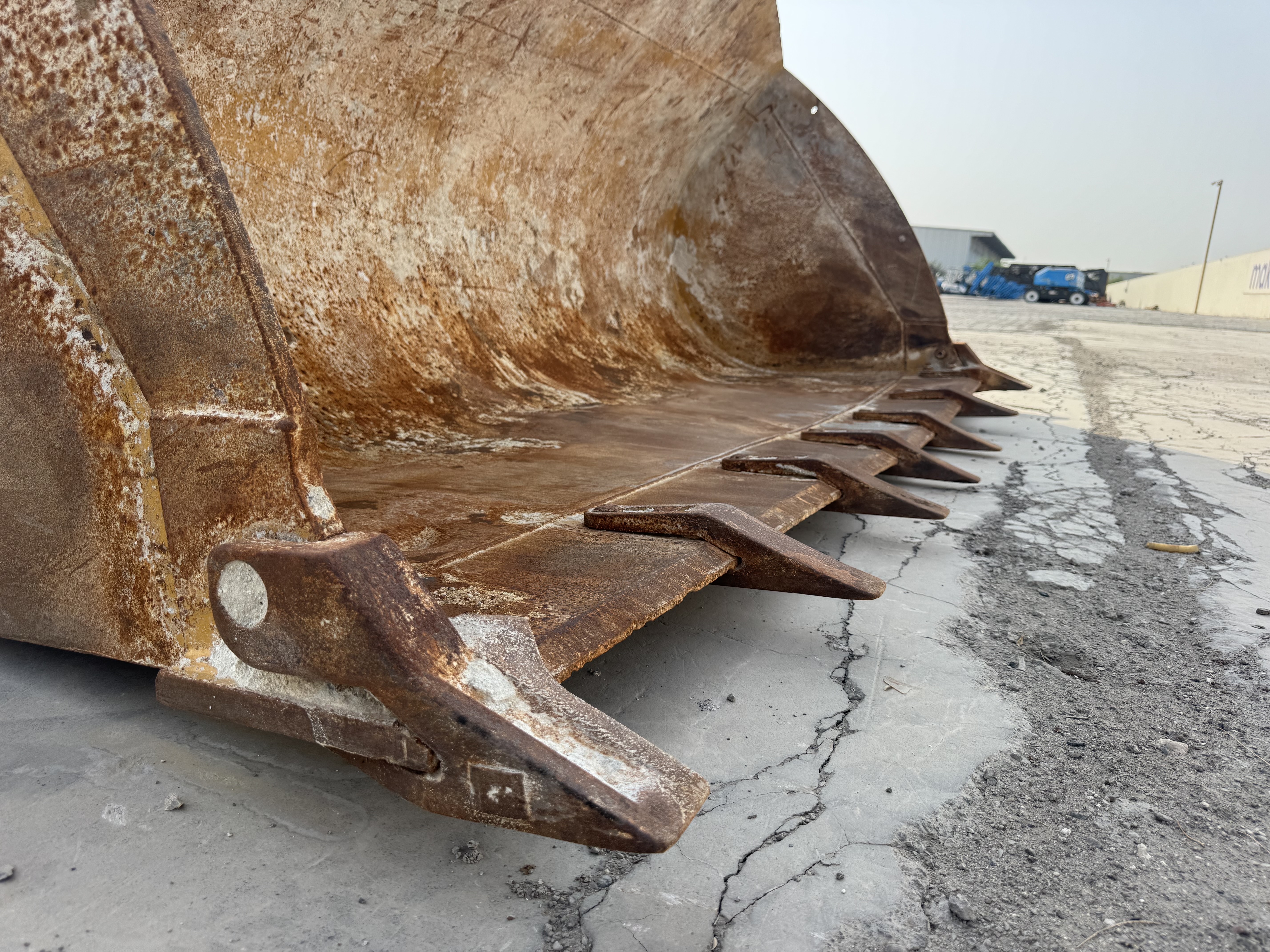 WHL-022-SEM-655D-Wheel-loaders-inspection-Attachments-Loader-bucket-cutting-edge/teeth-1