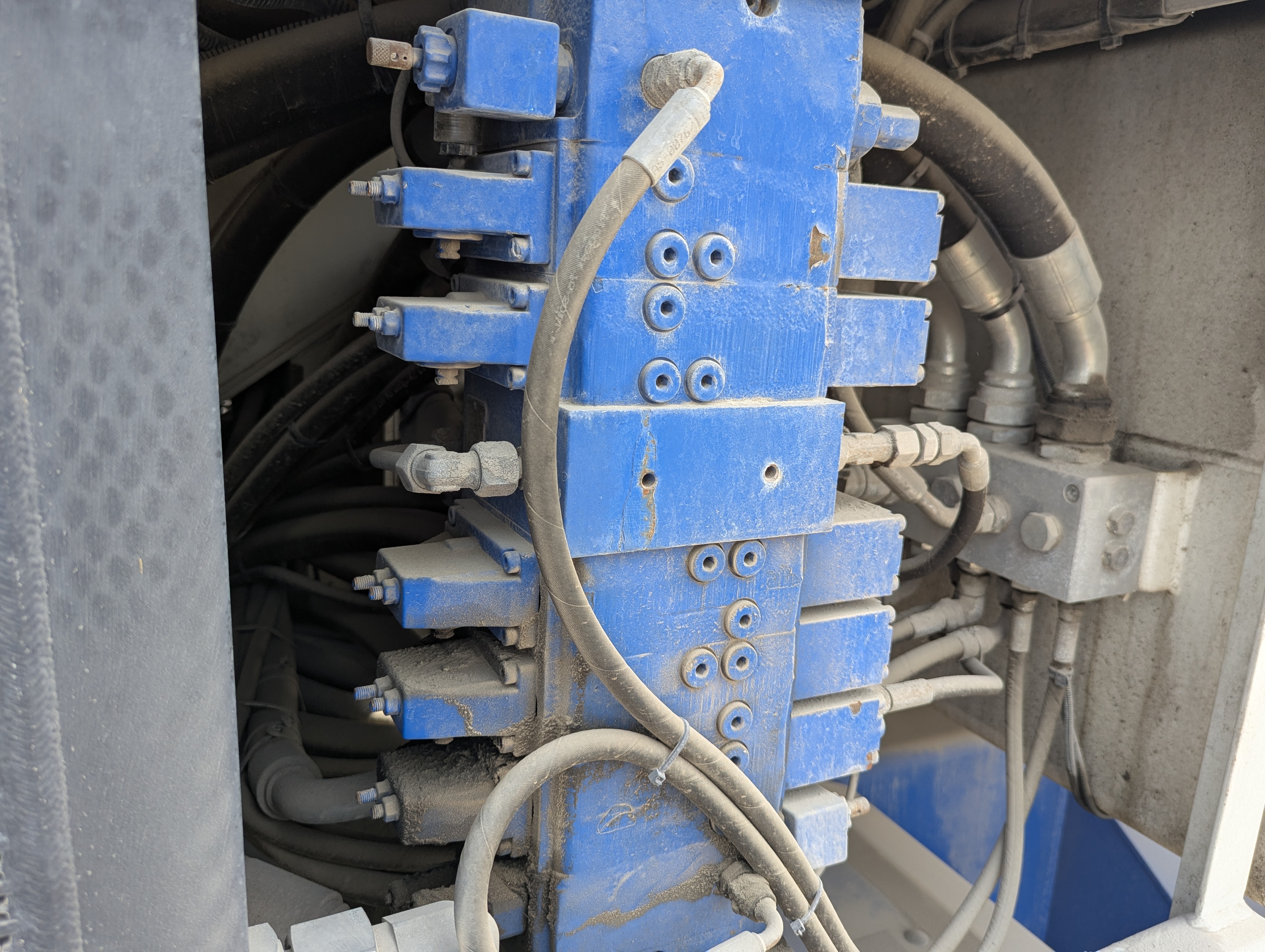 RTC-001-Manotti-ARM-550-Rough-terrain-cranes-inspection-Hydraulics-Main-control-valve-(MCV)-3