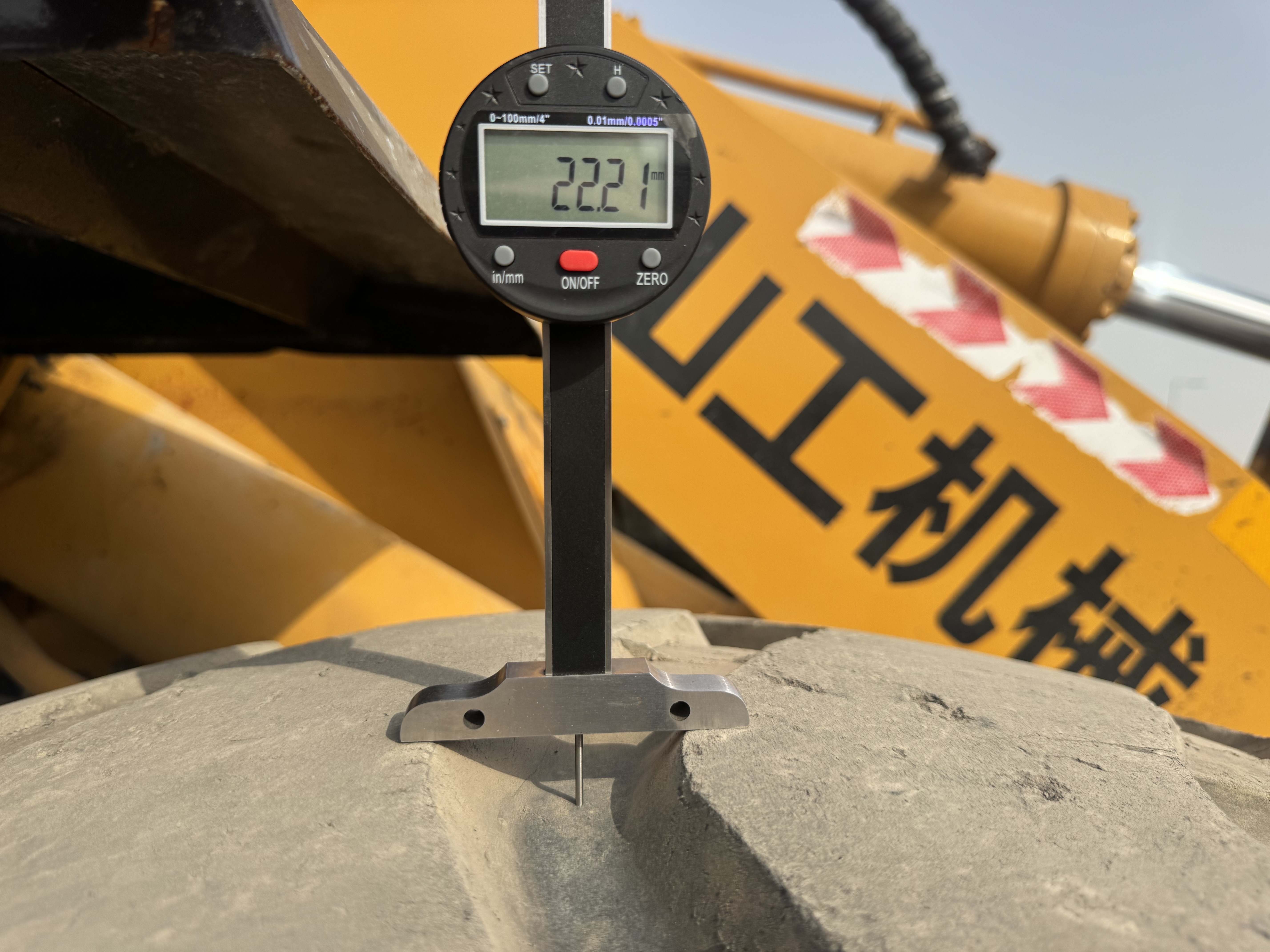WHL-022-SEM-655D-Wheel-loaders-inspection-Chassis-Left-front-tire---tread-depth-1