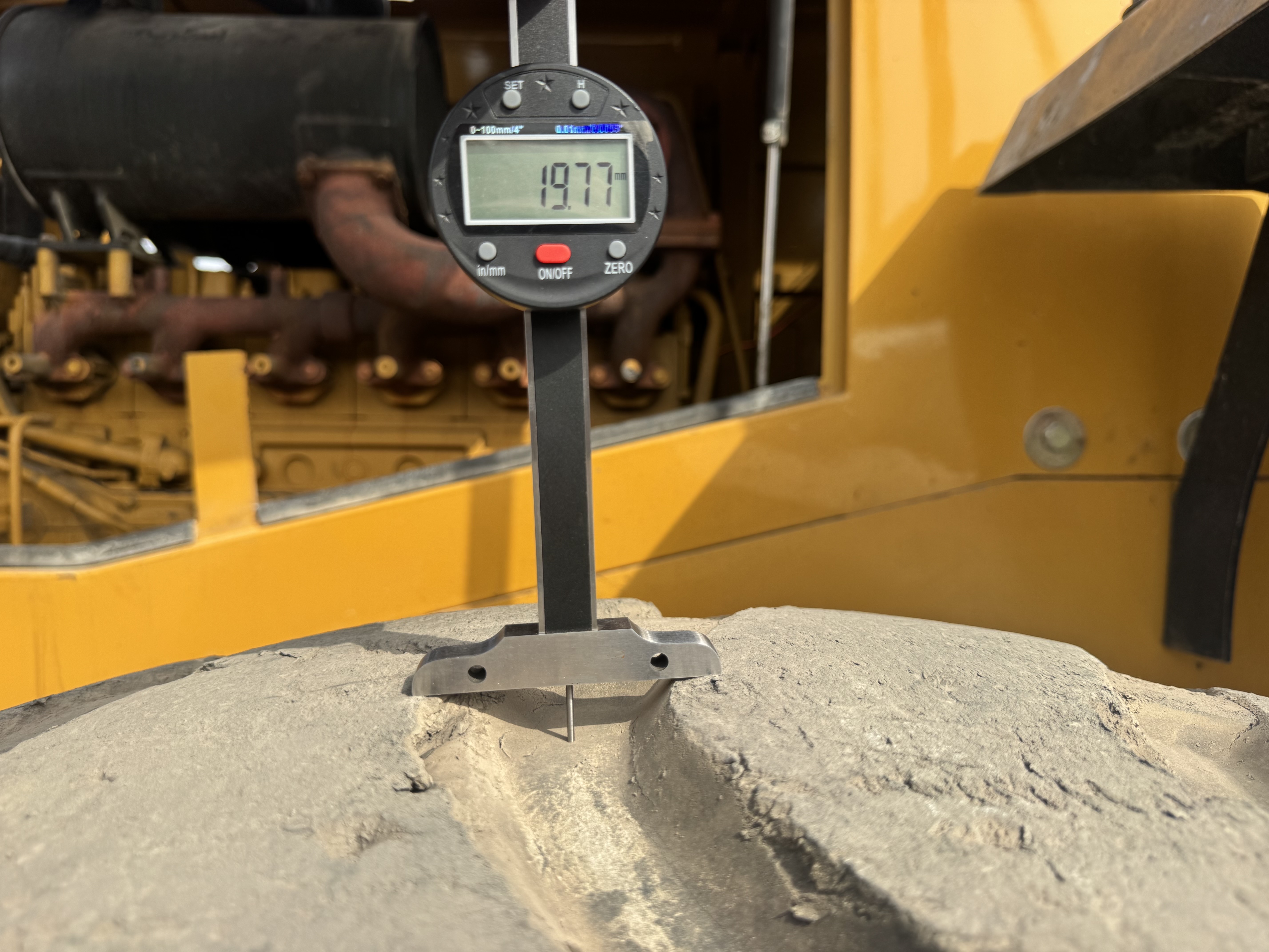 WHL-022-SEM-655D-Wheel-loaders-inspection-Chassis-Left-rear-tire---tread-depth-1