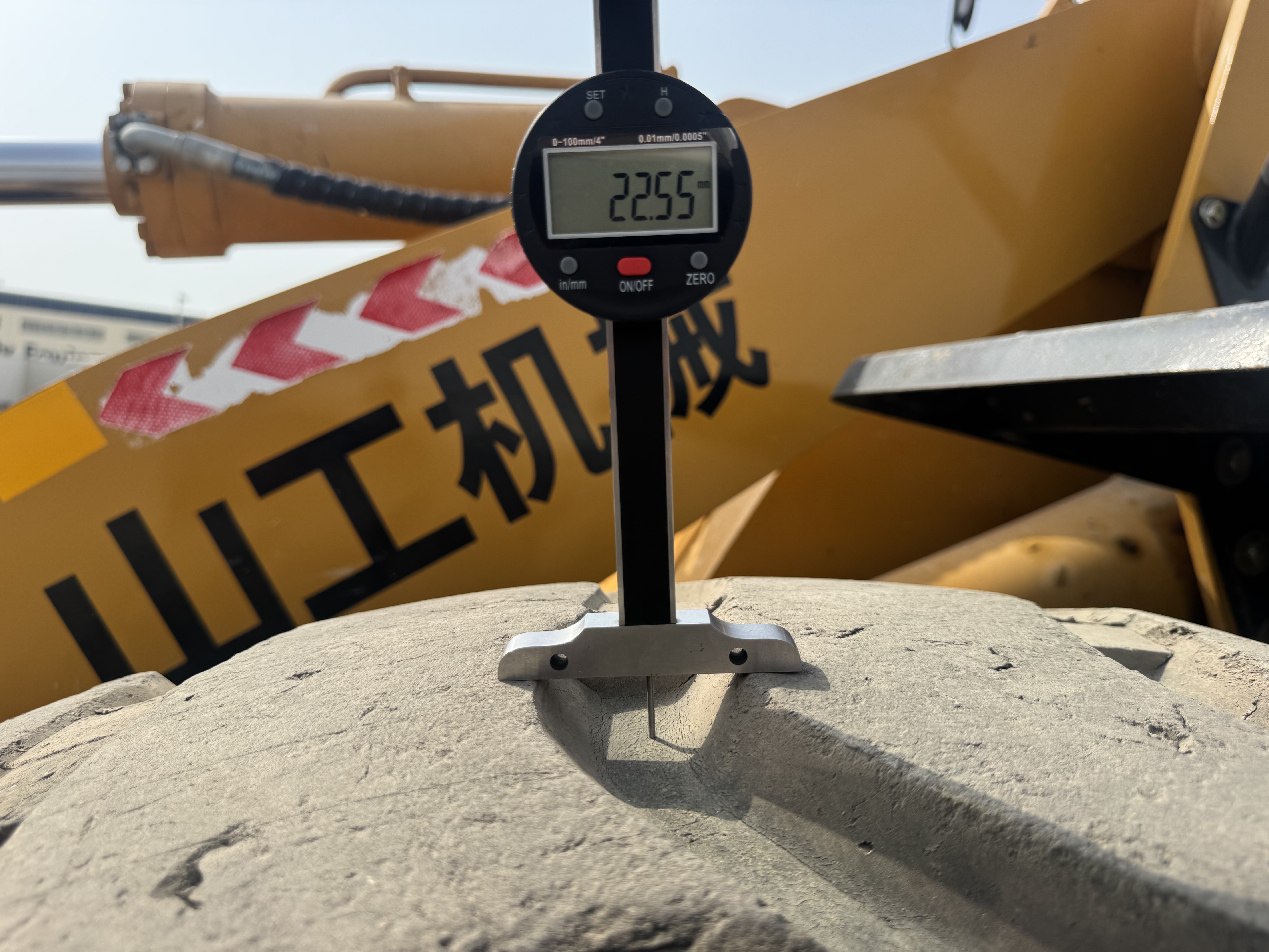 WHL-022-SEM-655D-Wheel-loaders-inspection-Chassis-Right-front-tire---tread-depth-1