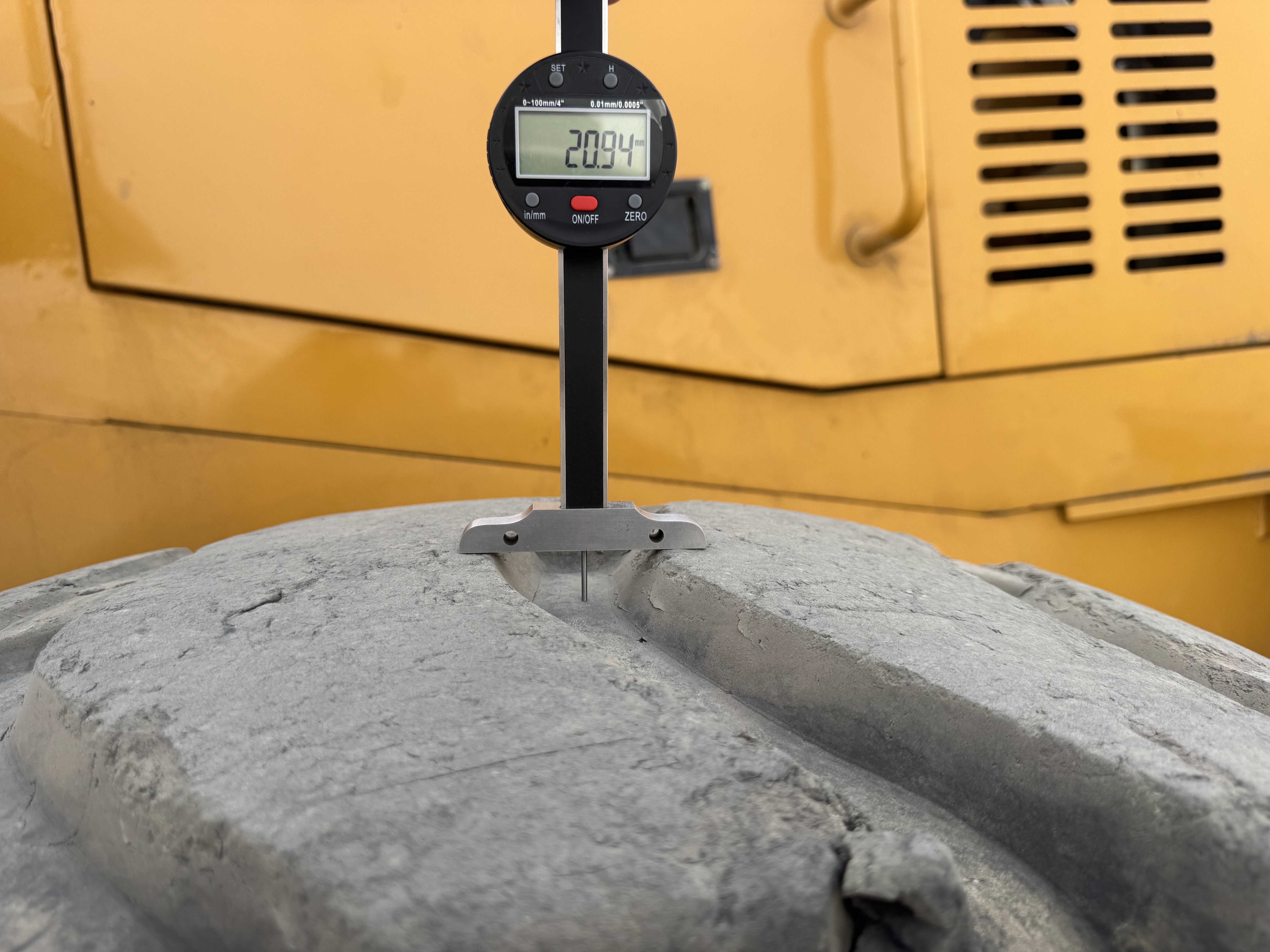 WHL-022-SEM-655D-Wheel-loaders-inspection-Chassis-Right-rear-tire---tread-depth-1