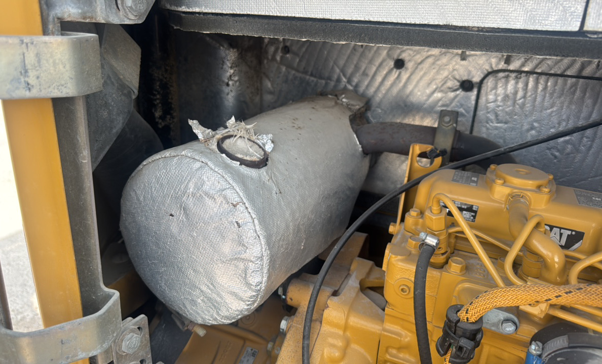 MNX-004-Cat-303E-Mini-excavators-inspection-Engine-Exhaust-pipe-1