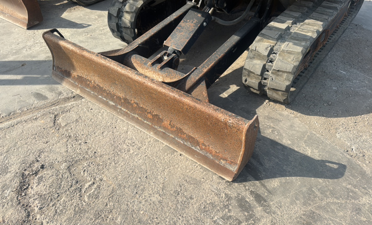 MNX-004-Cat-303E-Mini-excavators-inspection-Attachment-Dozer-blade-1