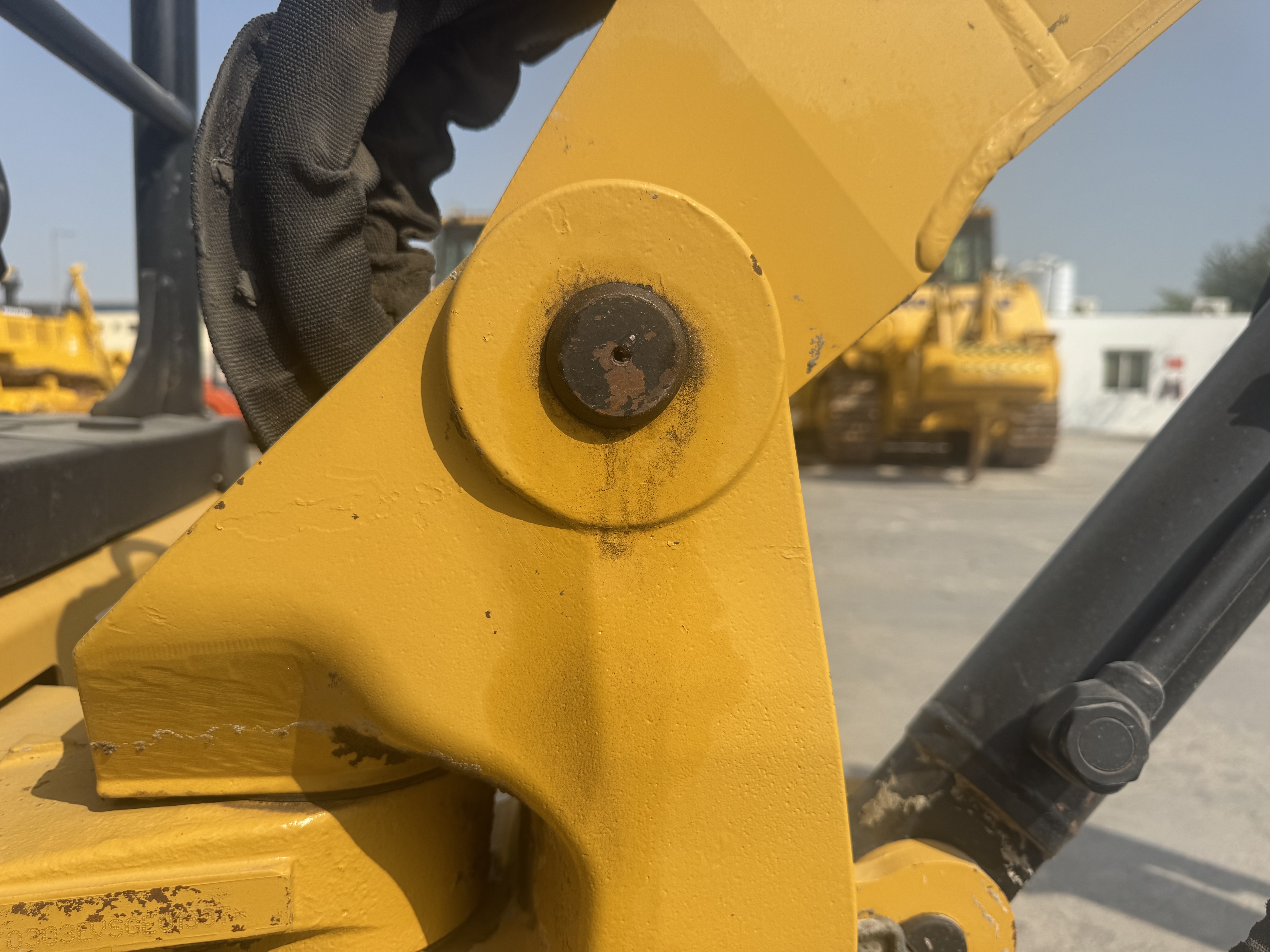 MNX-004-Cat-303E-Mini-excavators-inspection-Chassis-Boom-base-pin-and-bushings-1