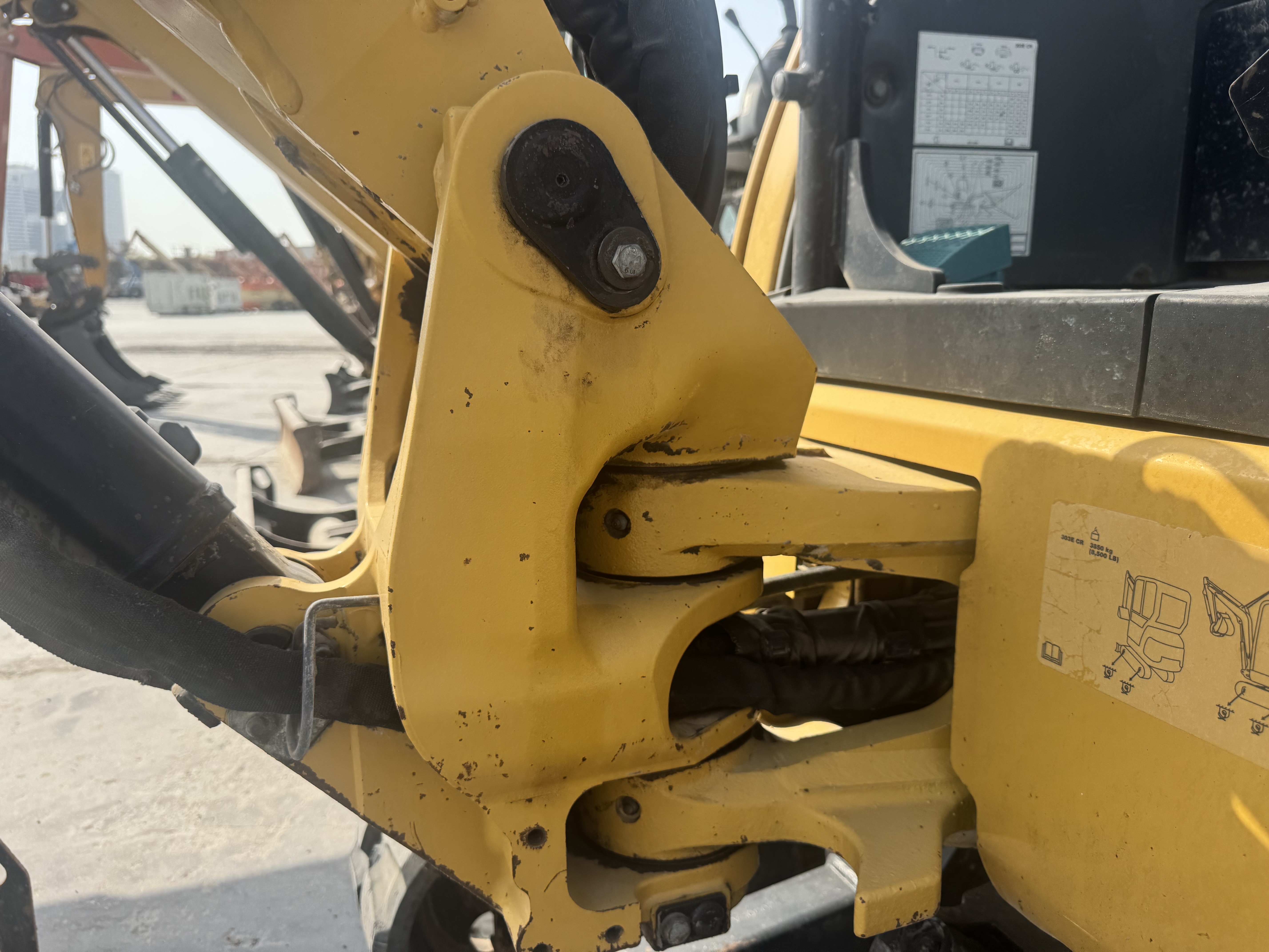 MNX-004-Cat-303E-Mini-excavators-inspection-Chassis-Boom-base-pin-and-bushings-1