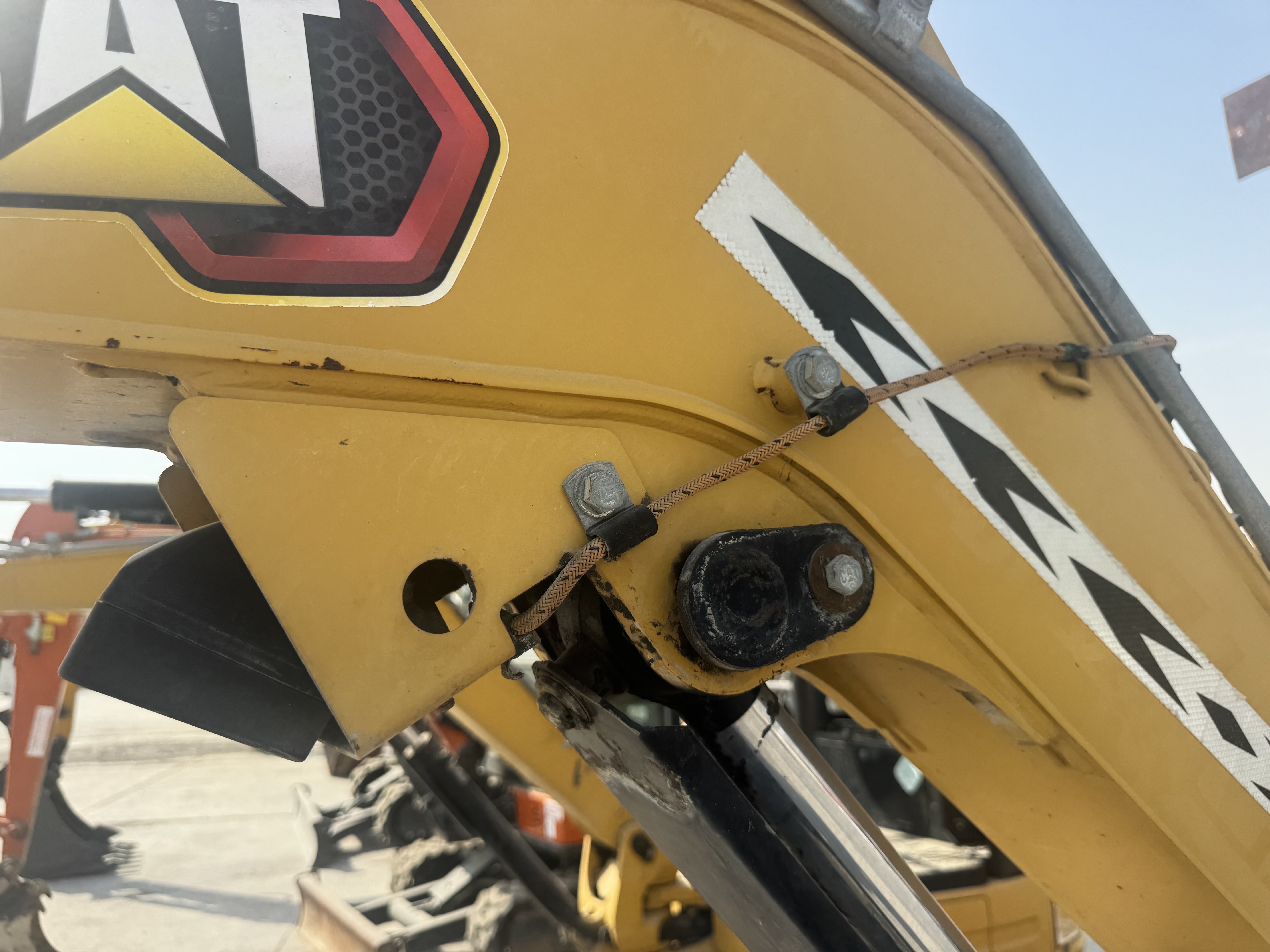 MNX-004-Cat-303E-Mini-excavators-inspection-Chassis-Pin-and-bushings-boom-to-stick-1