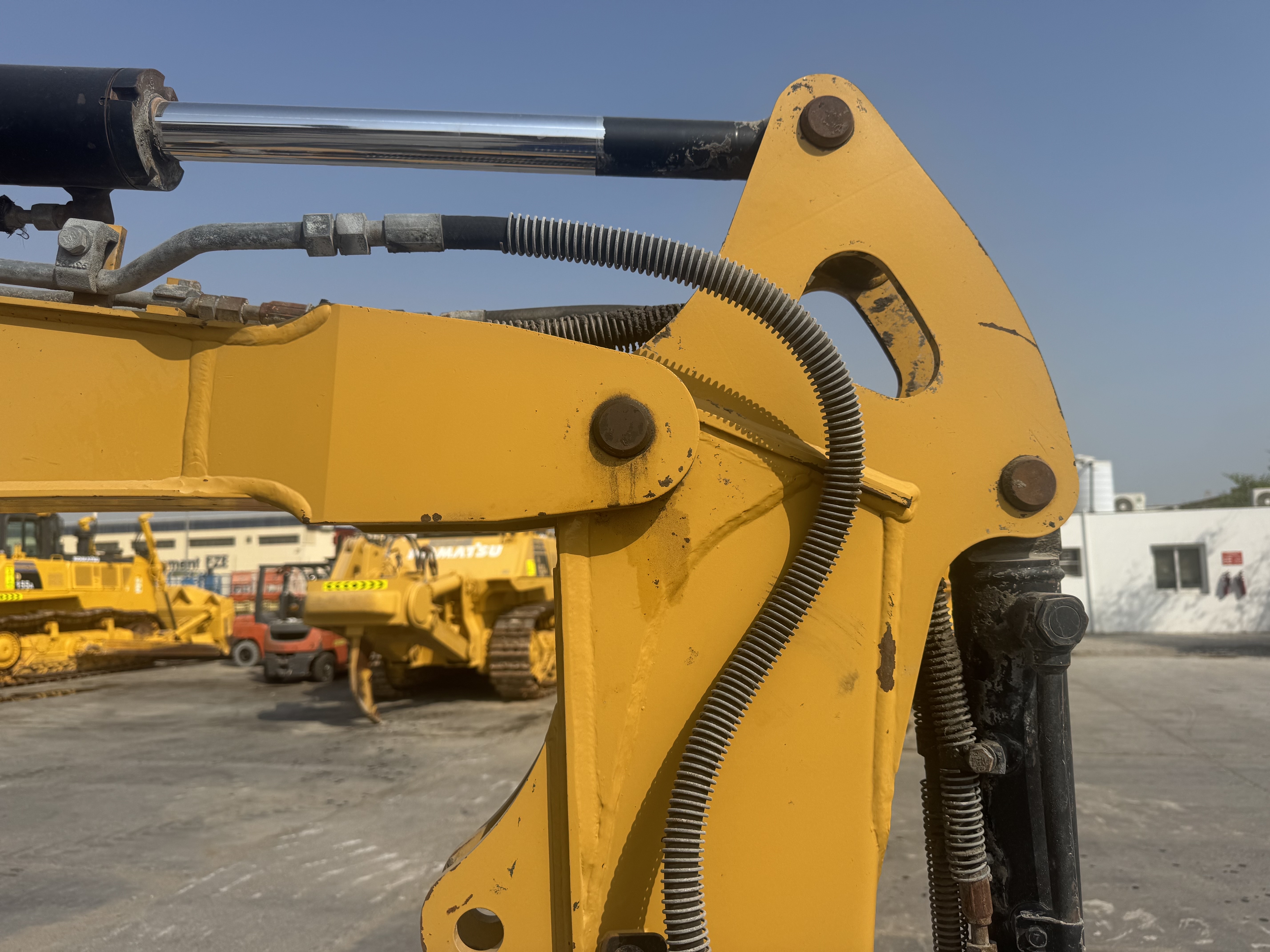 MNX-004-Cat-303E-Mini-excavators-inspection-Chassis-Pin-and-bushings-stick-to-bucket-1