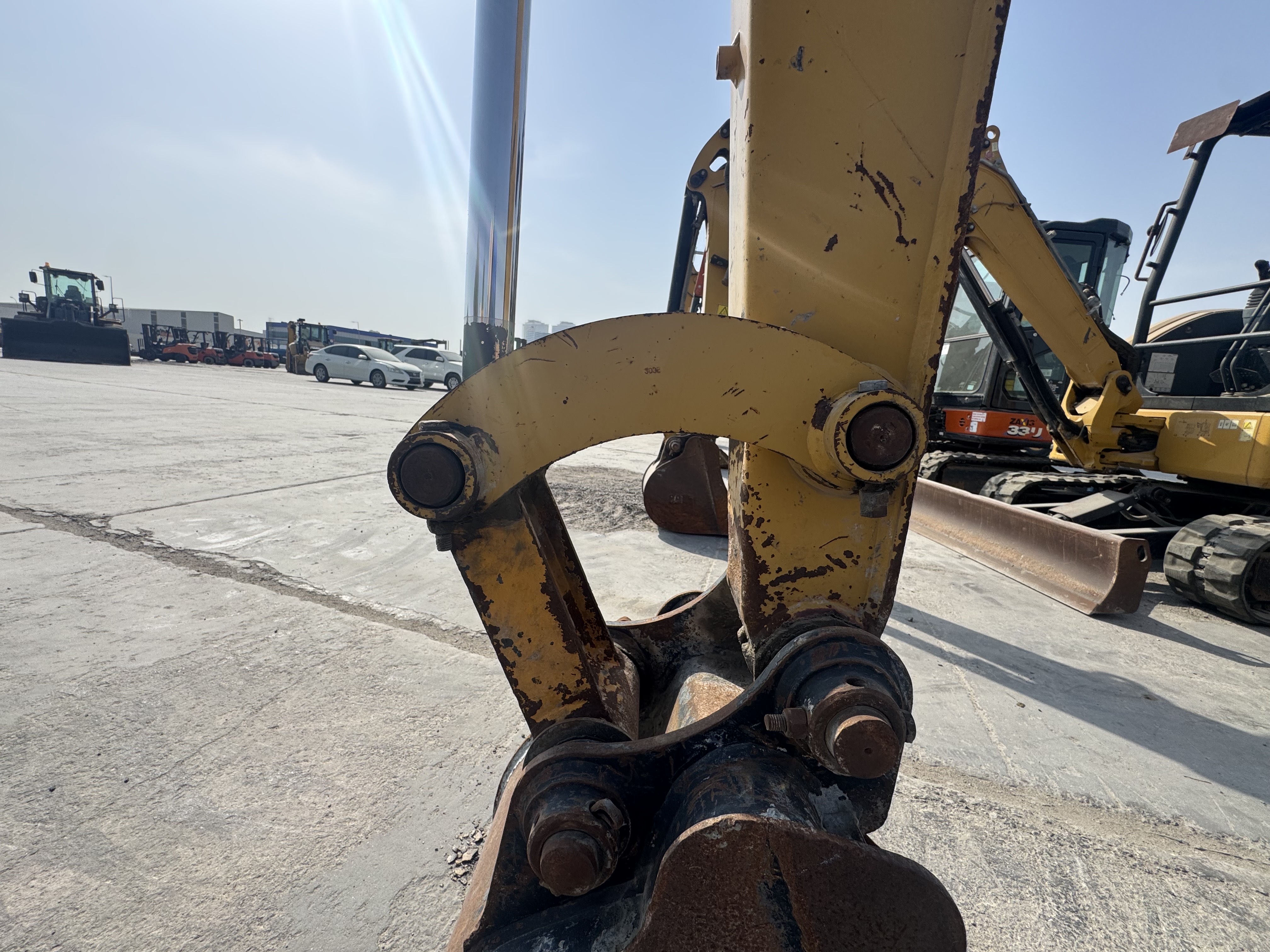 MNX-004-Cat-303E-Mini-excavators-inspection-Chassis-Pin-and-bushings-stick-to-bucket-1