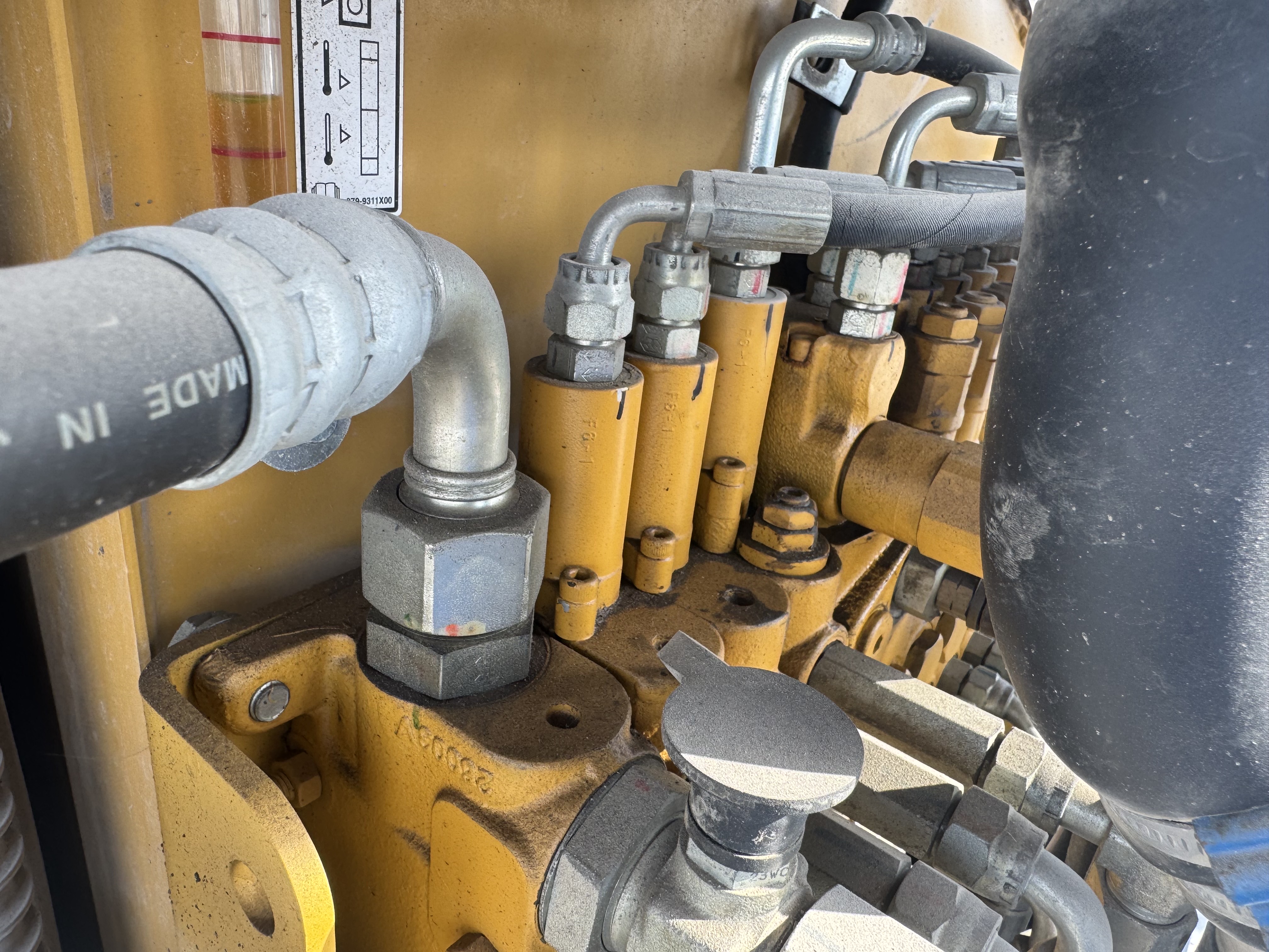 MNX-004-Cat-303E-Mini-excavators-inspection-Hydraulics-Main-control-valve-(MCV)-3