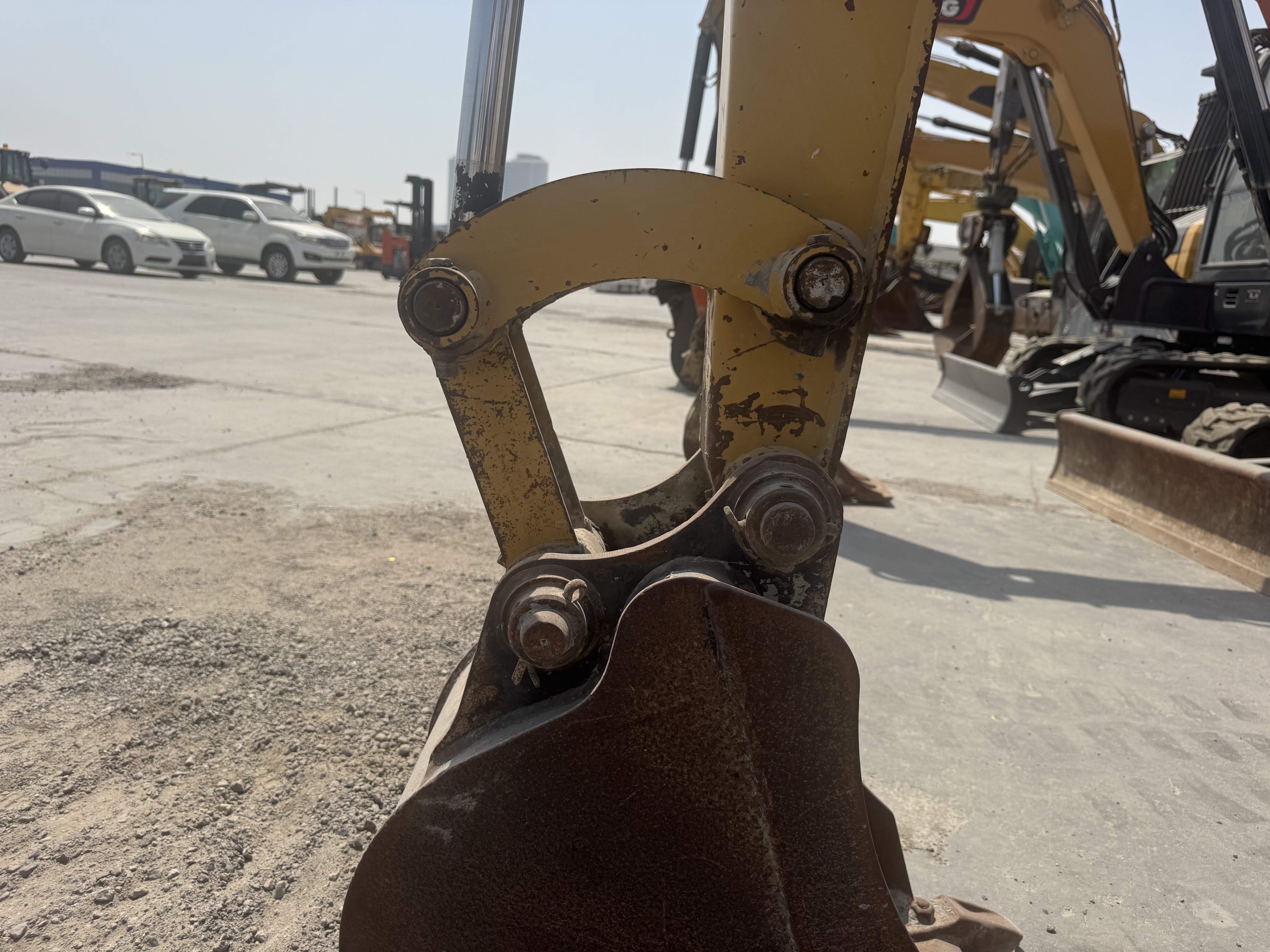 MNX-001-Cat-303E-Mini-excavators-inspection-Chassis-Pin-and-bushings-stick-to-bucket-4