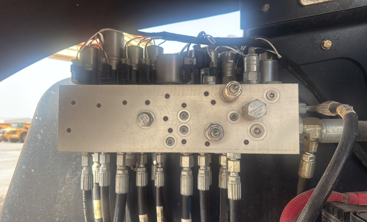 BLA-006-JLG-460SJ-Boom-lifts-inspection-Hydraulics-Main-control-valve-(MCV)-1