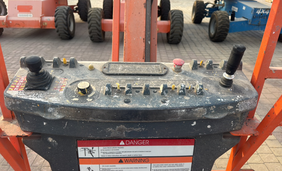 BLA-006-JLG-460SJ-Boom-lifts-inspection-Cabin-Platform-control-2