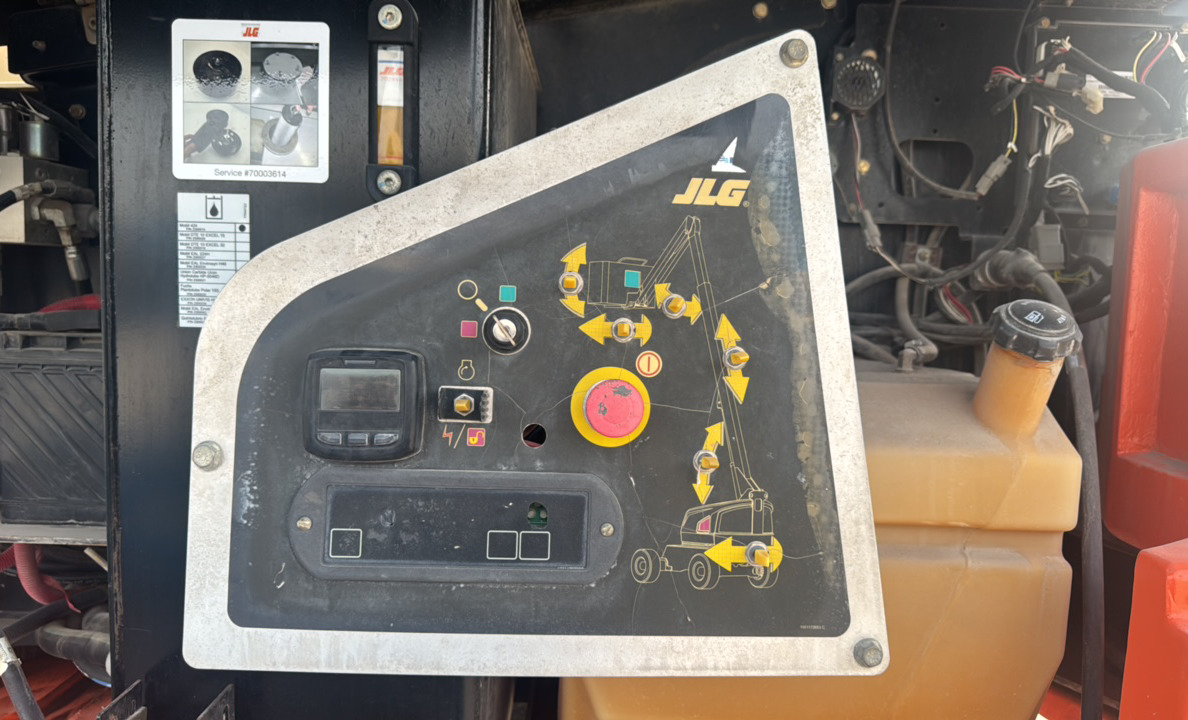 BLA-006-JLG-460SJ-Boom-lifts-inspection-Cabin-Ground-control-2