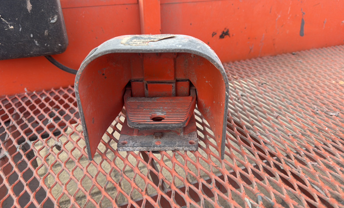 BLA-006-JLG-460SJ-Boom-lifts-inspection-Cabin-Pedals-2