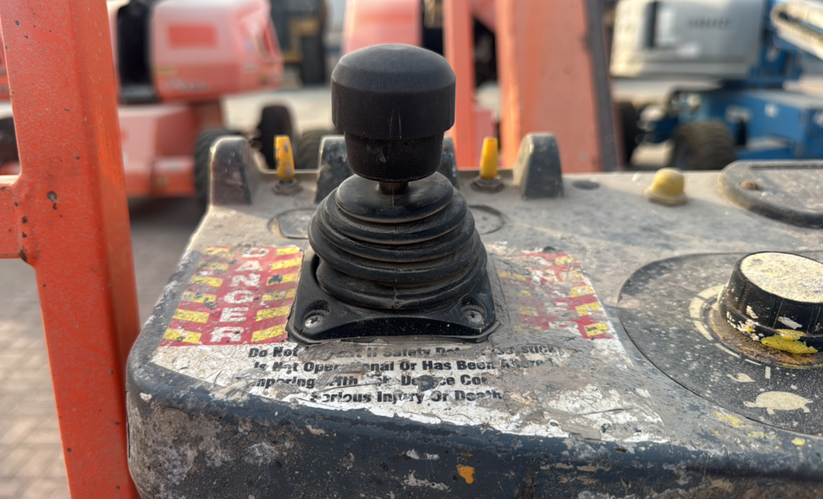 BLA-006-JLG-460SJ-Boom-lifts-inspection-Cabin-Joysticks-2