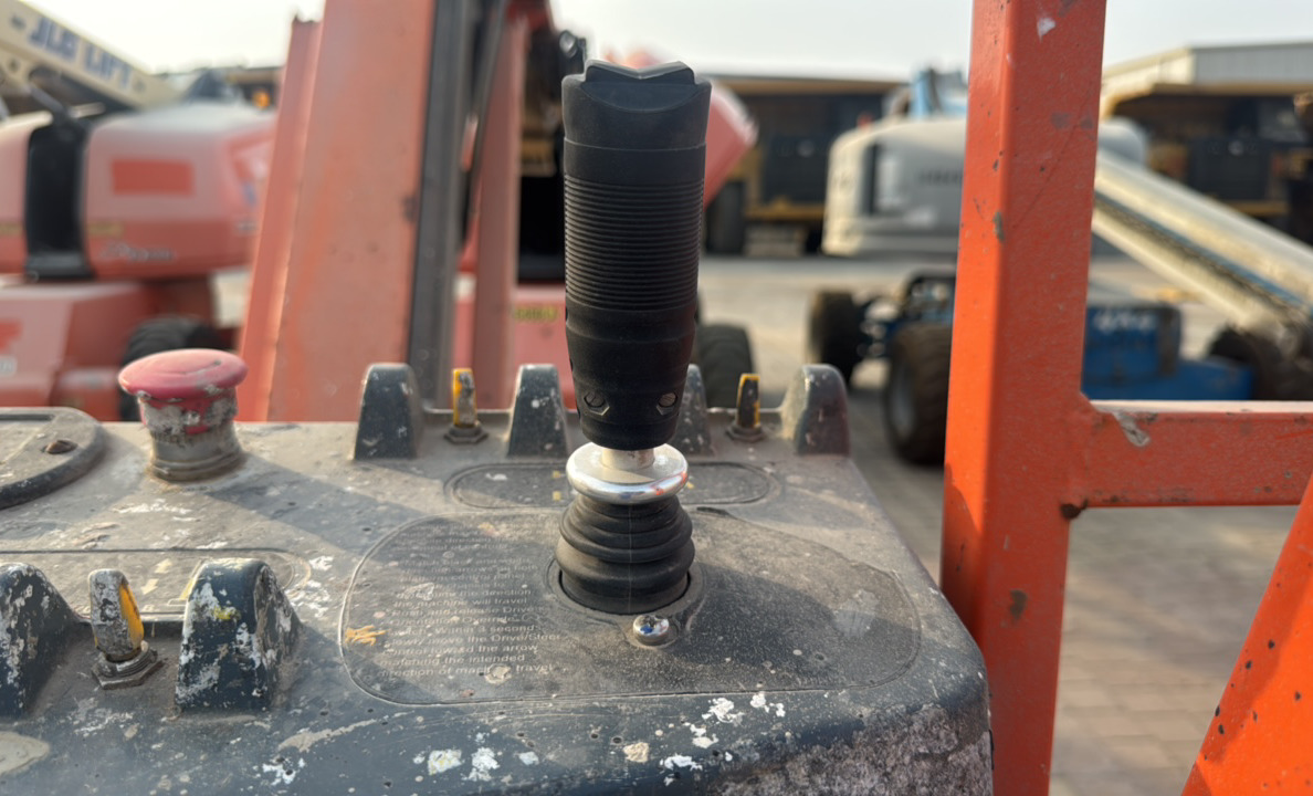 BLA-006-JLG-460SJ-Boom-lifts-inspection-Cabin-Joysticks-3