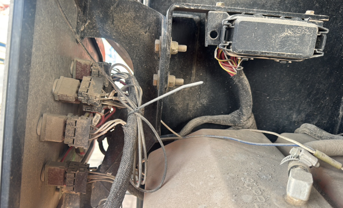 BLA-006-JLG-460SJ-Boom-lifts-inspection-Electronic-Wires-2