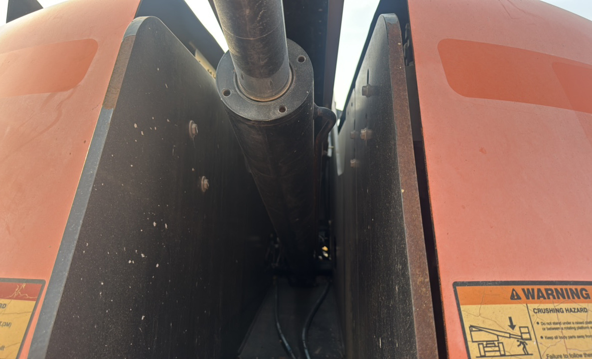 BLA-006-JLG-460SJ-Boom-lifts-inspection-Chassis-Boom-lift-cylinder-5