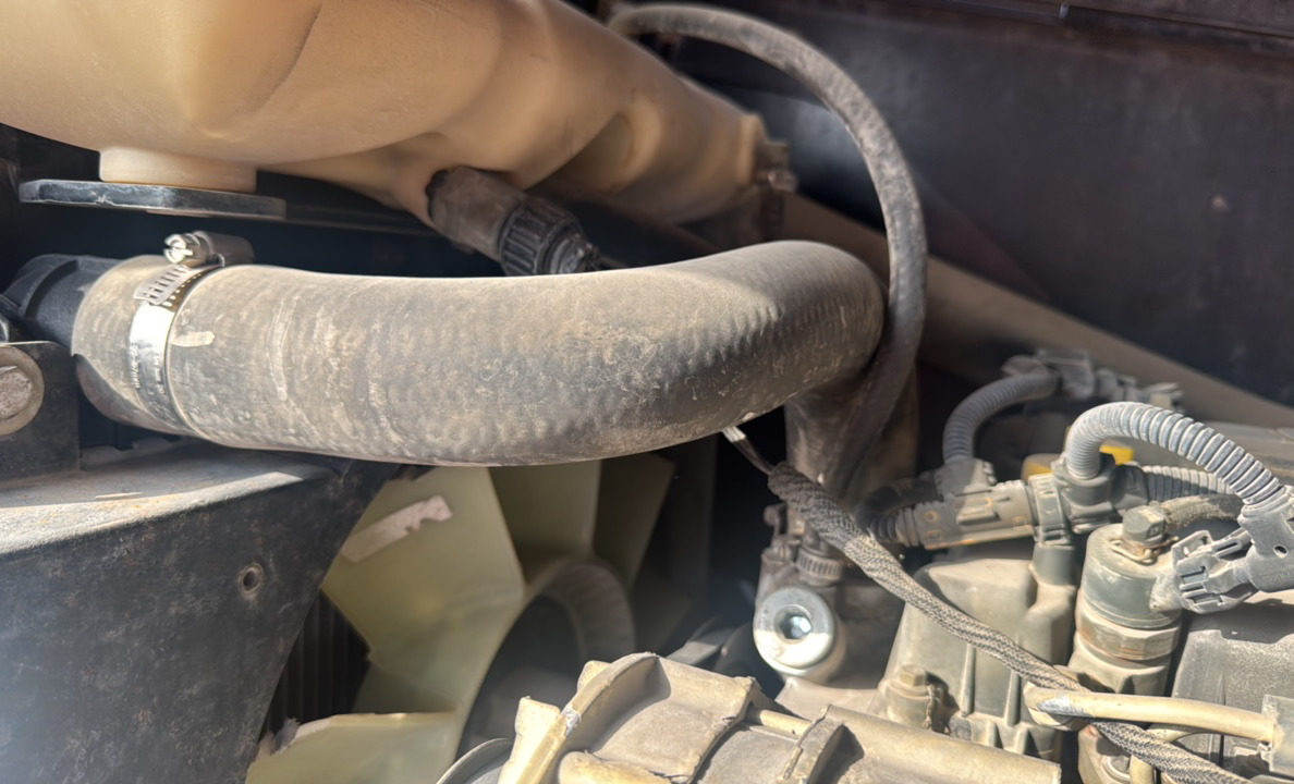 BLA-006-JLG-460SJ-Boom-lifts-inspection-Engine-Hoses-1