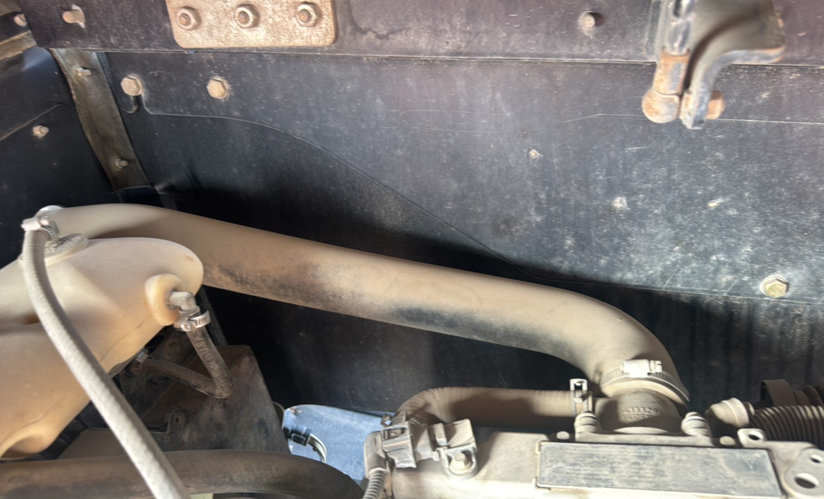 BLA-006-JLG-460SJ-Boom-lifts-inspection-Engine-Hoses-1