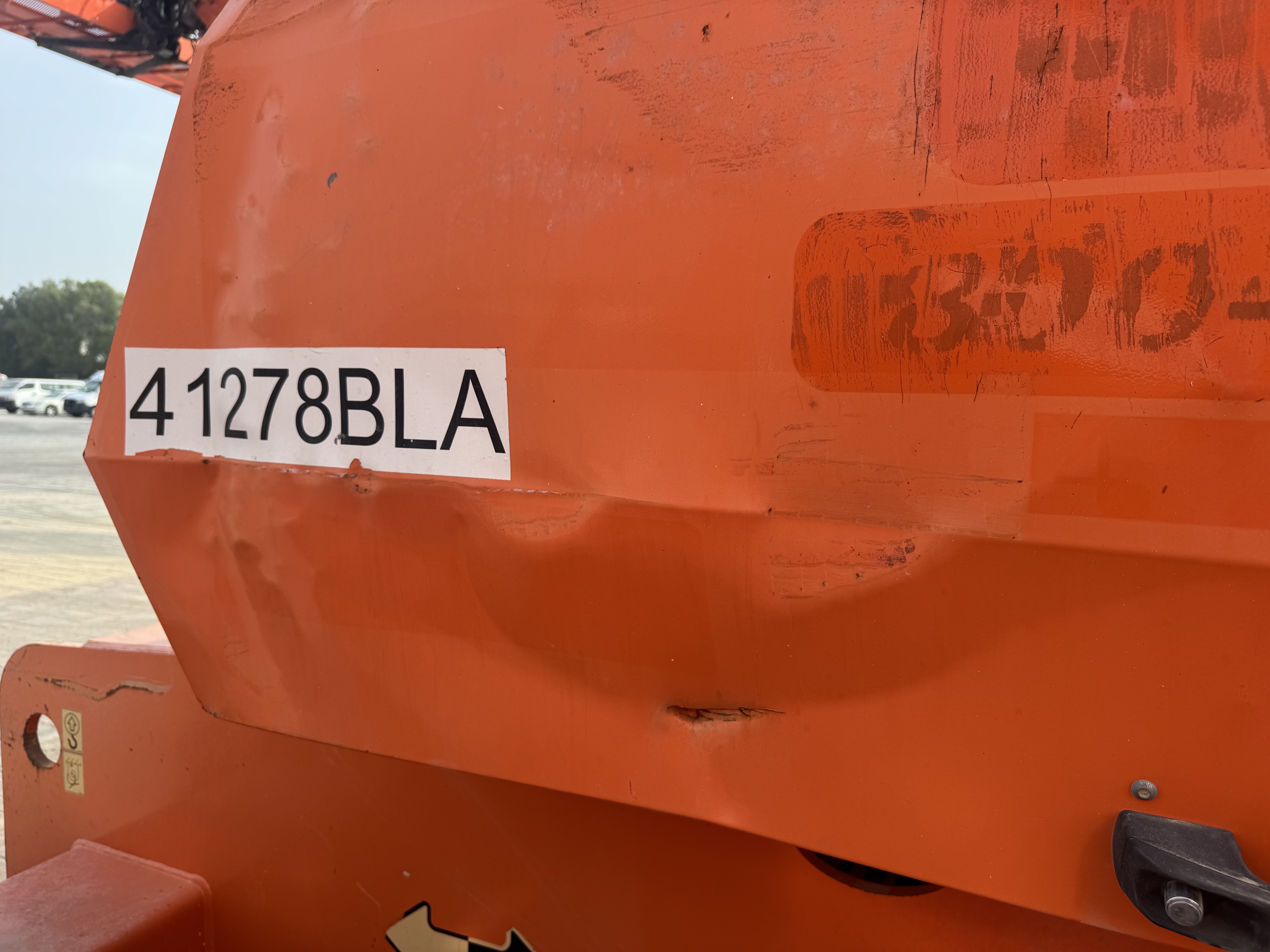 BLA-009-JLG-600S-Boom-lifts-inspection-Structure-Sheet-metal-(fiberglass)-4