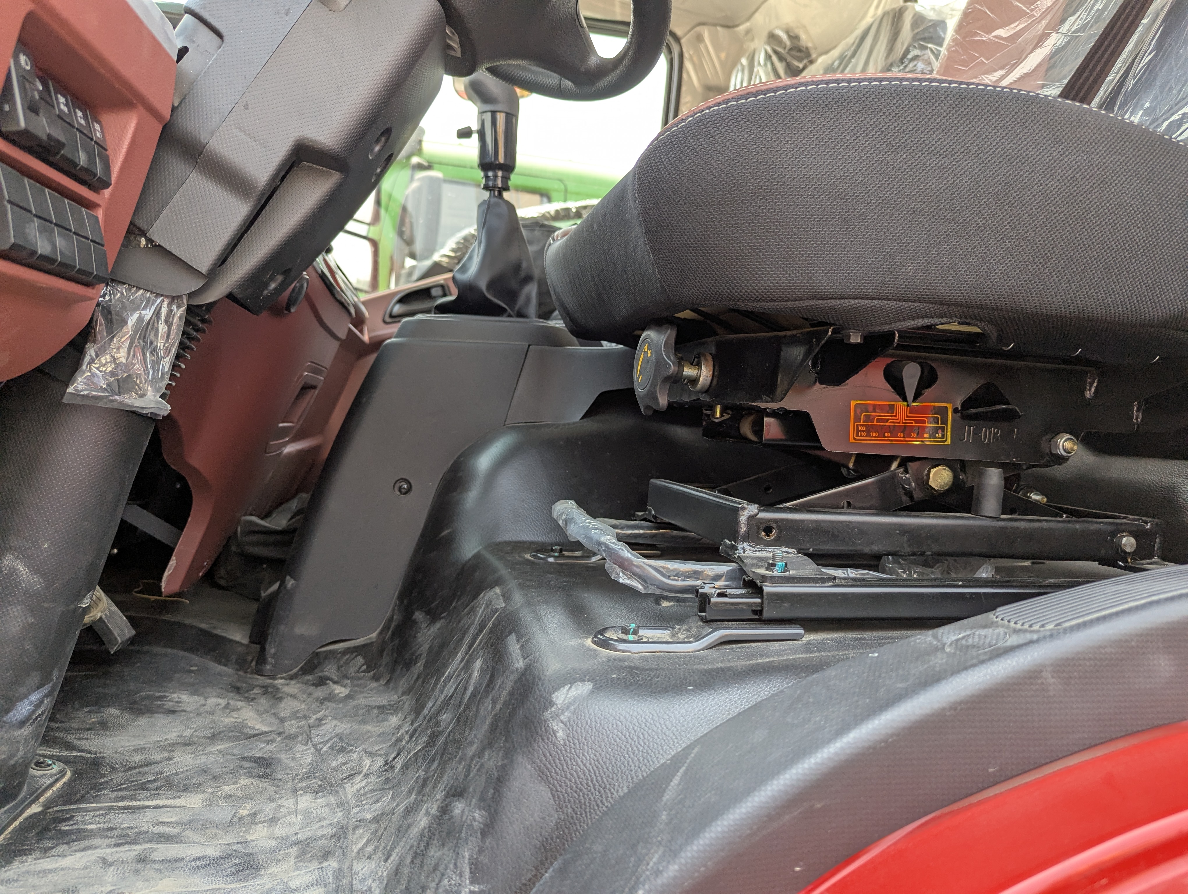 BTC-003-XCMG-SQZ200-Boom-truck-cranes-inspection-Cabin-Seats/armrests-2