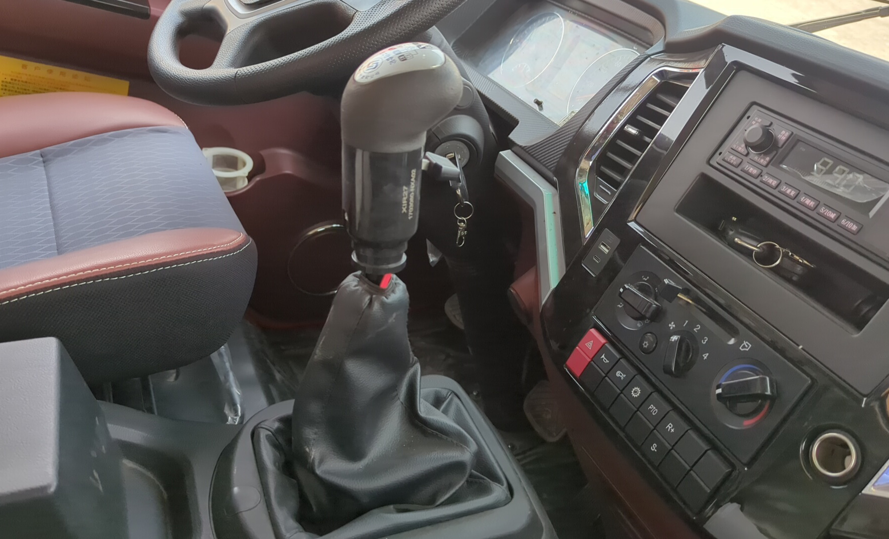 BTC-003-XCMG-SQZ200-Boom-truck-cranes-inspection-Cabin-Gear-lever-2