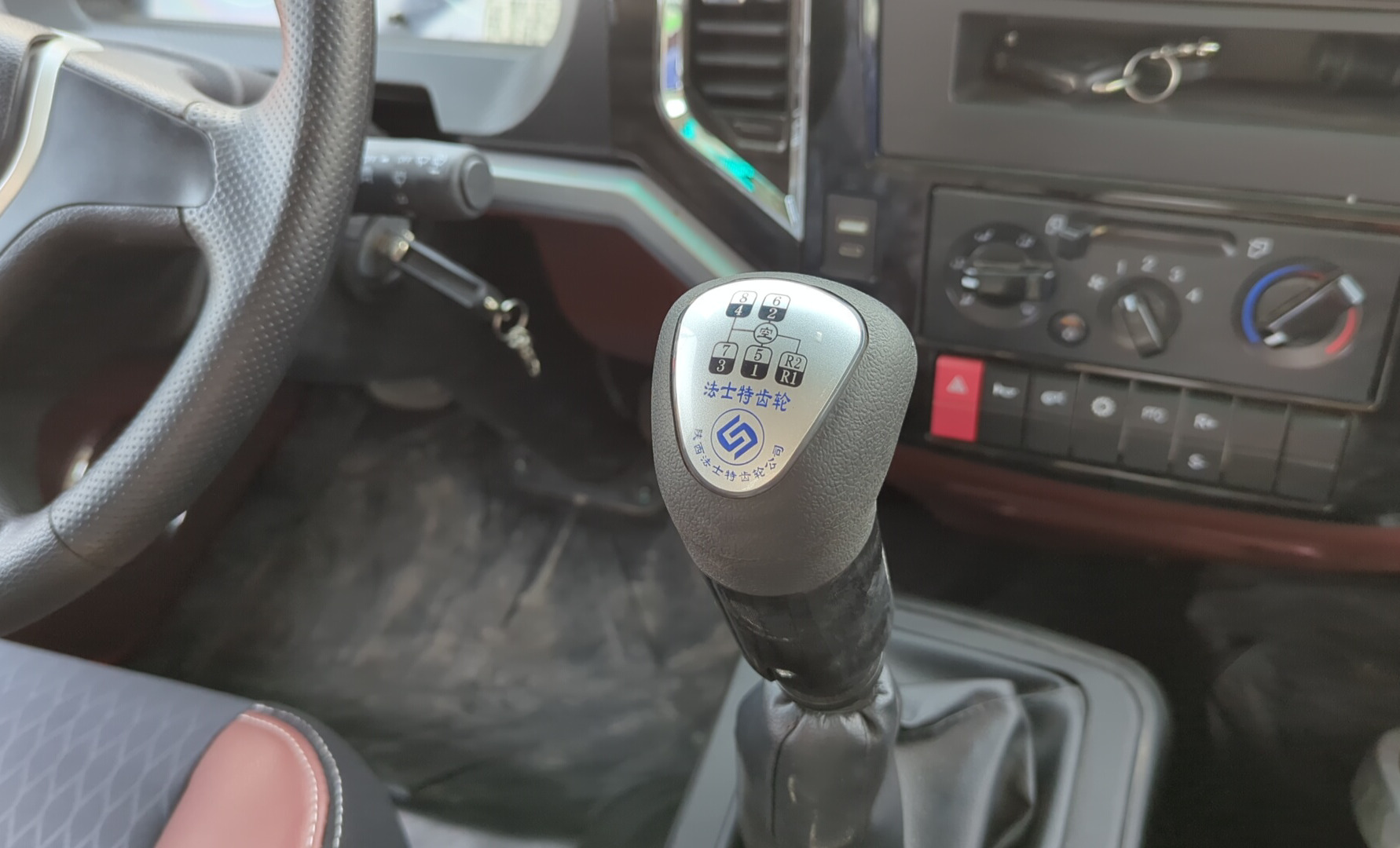 BTC-003-XCMG-SQZ200-Boom-truck-cranes-inspection-Cabin-Gear-lever-3