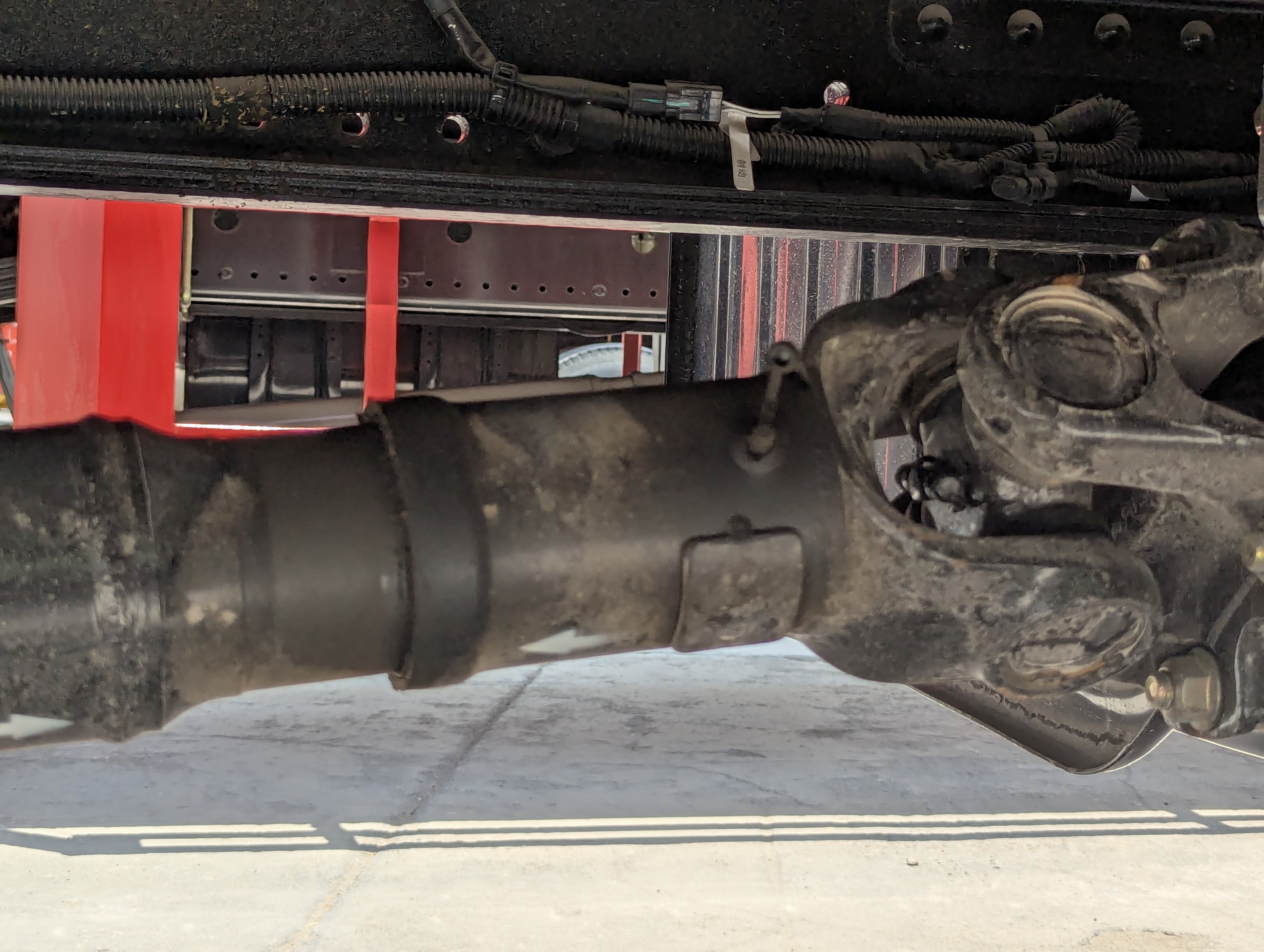 BTC-003-XCMG-SQZ200-Boom-truck-cranes-inspection-Drive-system-Propeller-shaft-3