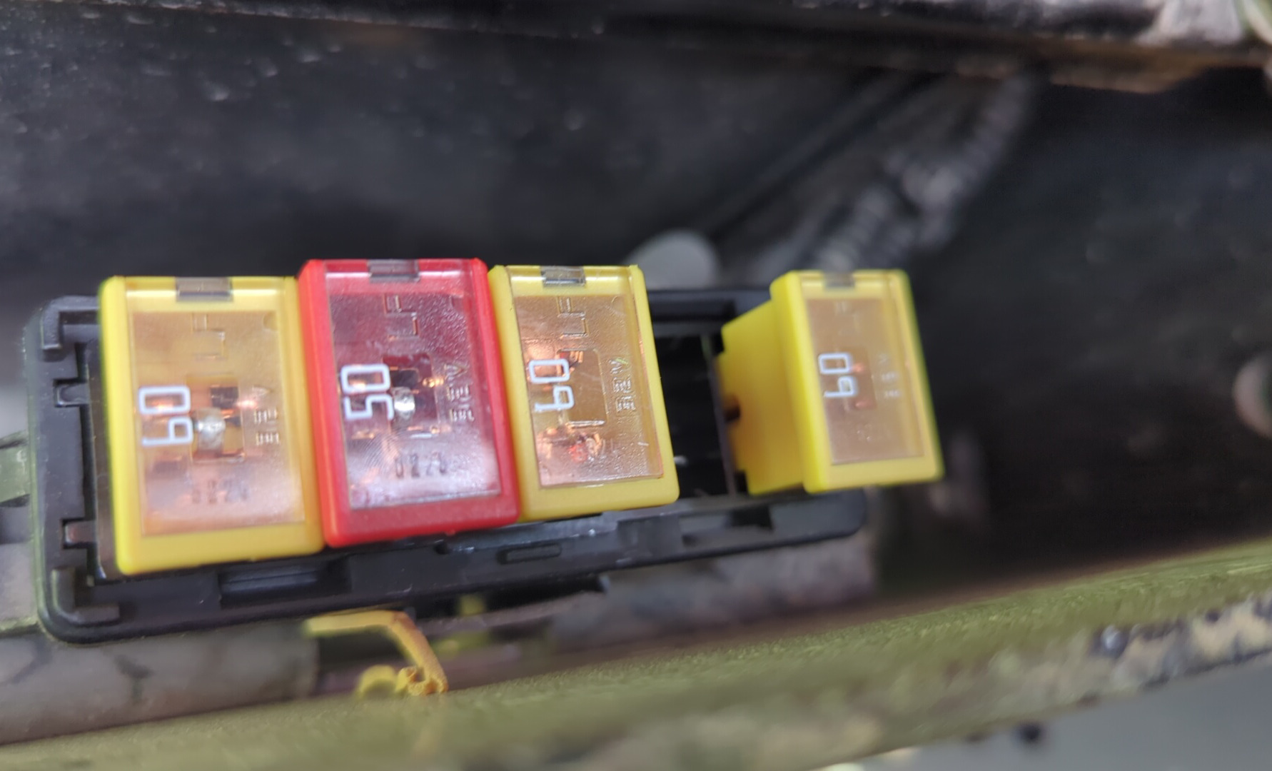 BTC-003-XCMG-SQZ200-Boom-truck-cranes-inspection-Electronics-Fuse-box-1