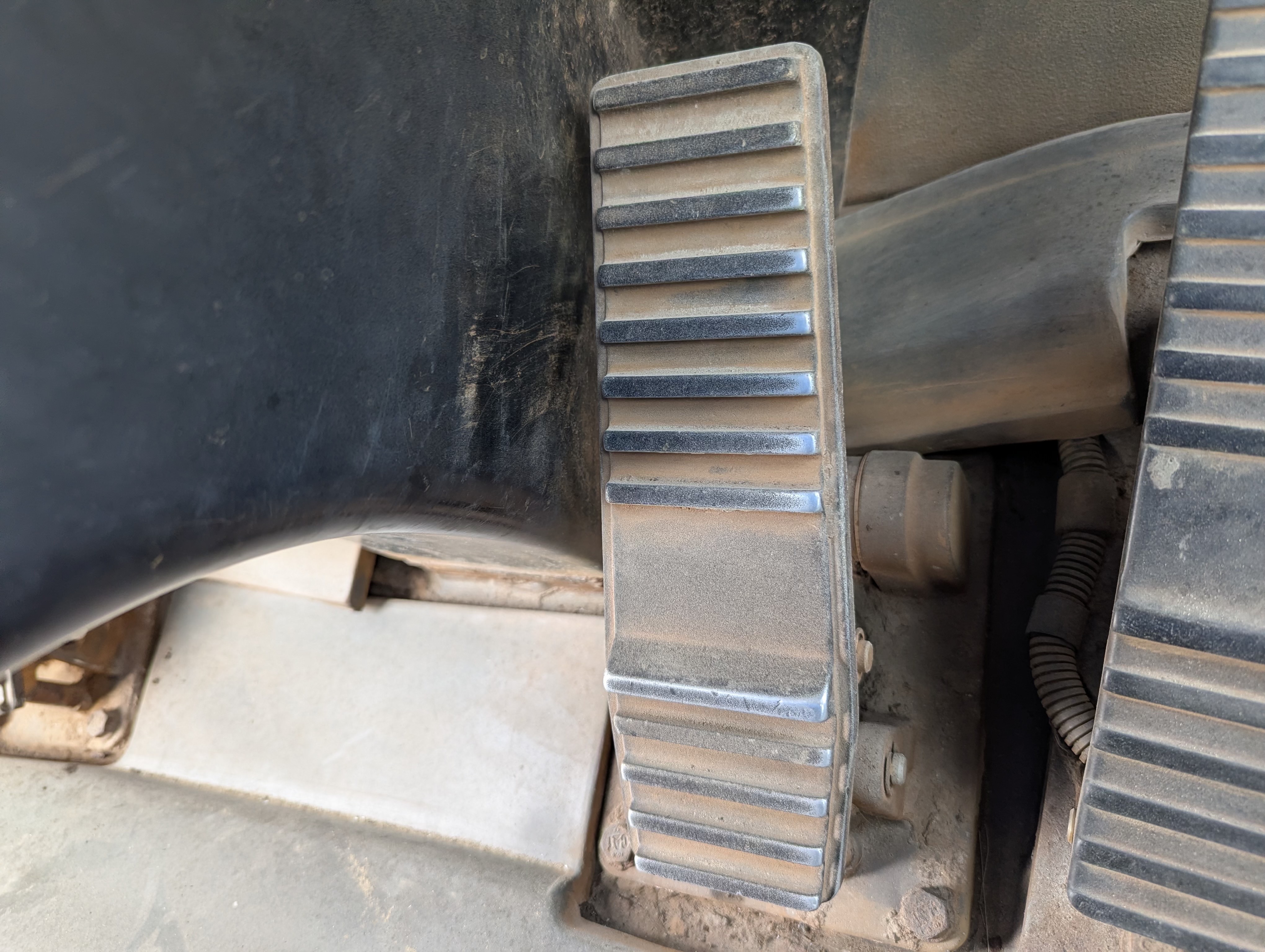 WHL-013-Cat-966H-Wheel-loaders-inspection-Safety-Brakes-(Service-and-Parking)-1