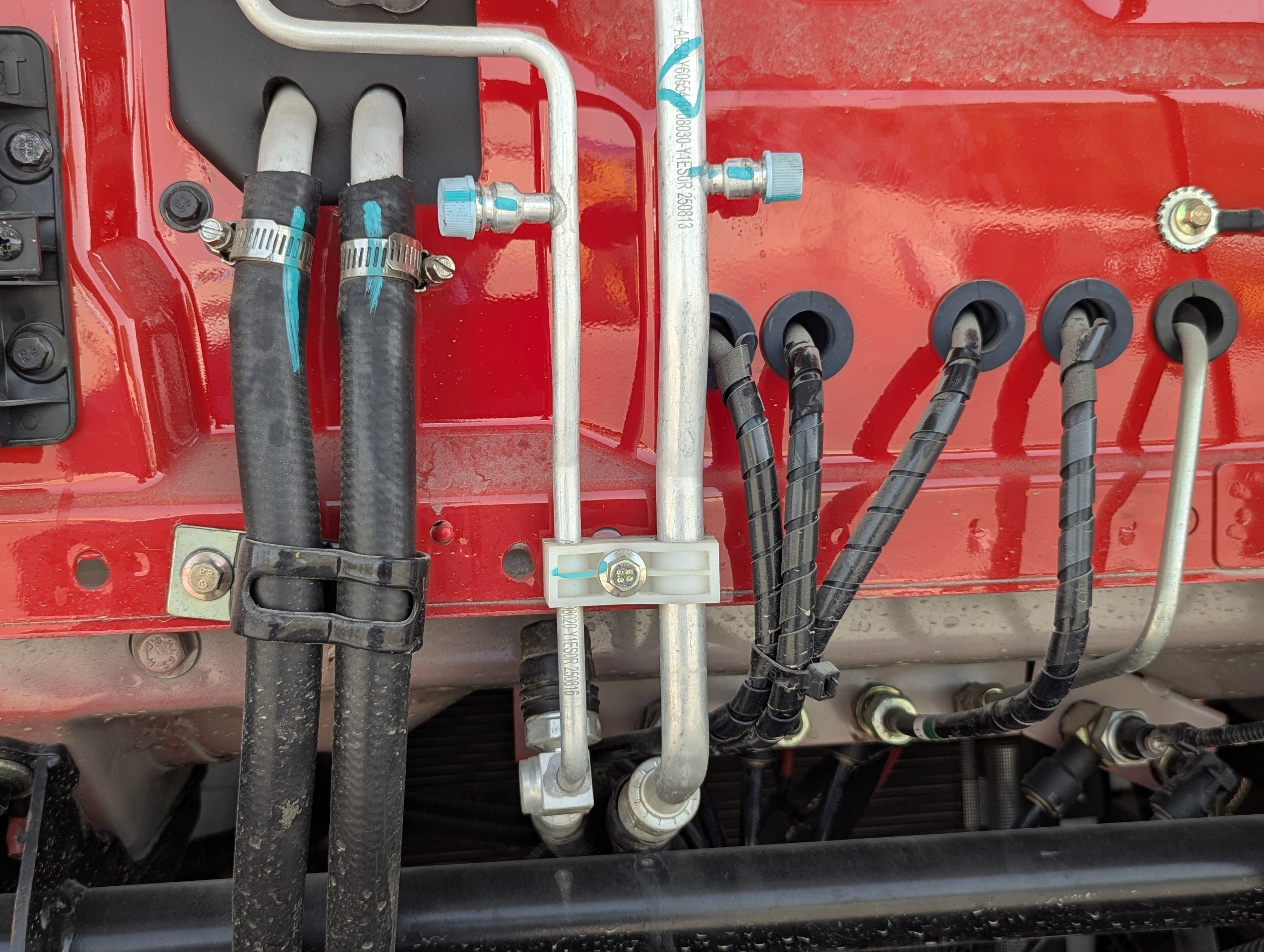 BTC-003-XCMG-SQZ200-Boom-truck-cranes-inspection-Air-conditioning-Refrigerant-lines-1