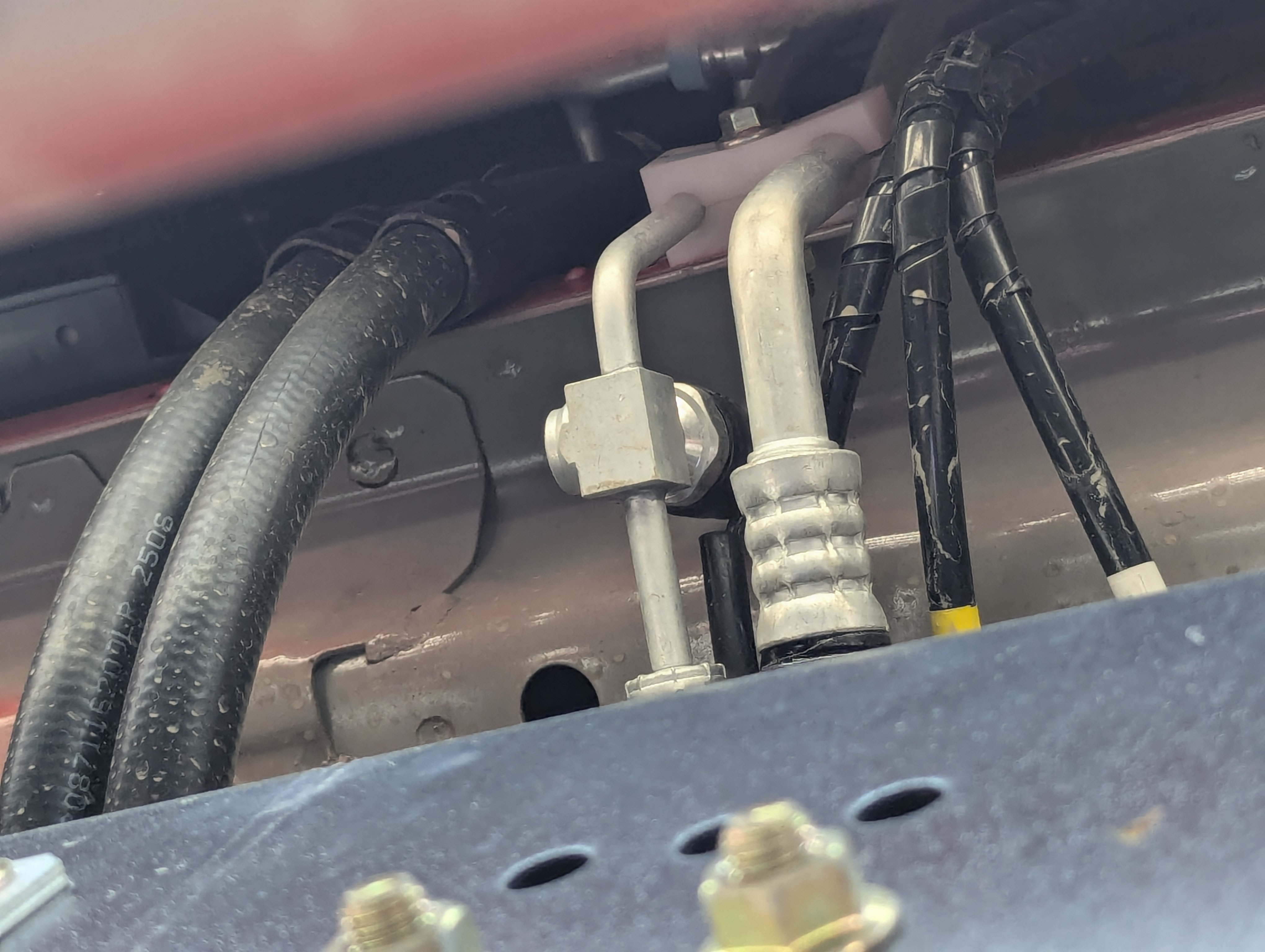 BTC-003-XCMG-SQZ200-Boom-truck-cranes-inspection-Air-conditioning-Refrigerant-lines-1