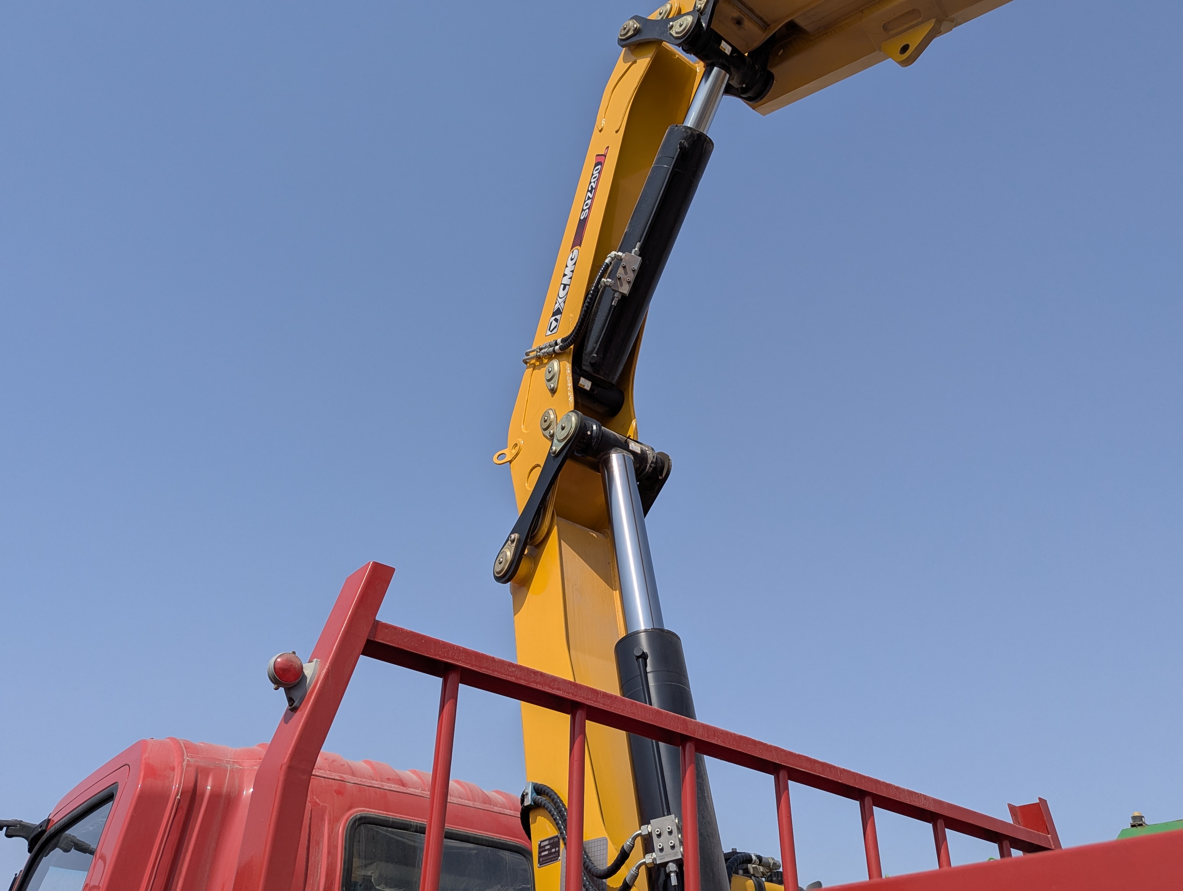 BTC-003-XCMG-SQZ200-Boom-truck-cranes-inspection-Chassis-Articulated-primary-boom-1