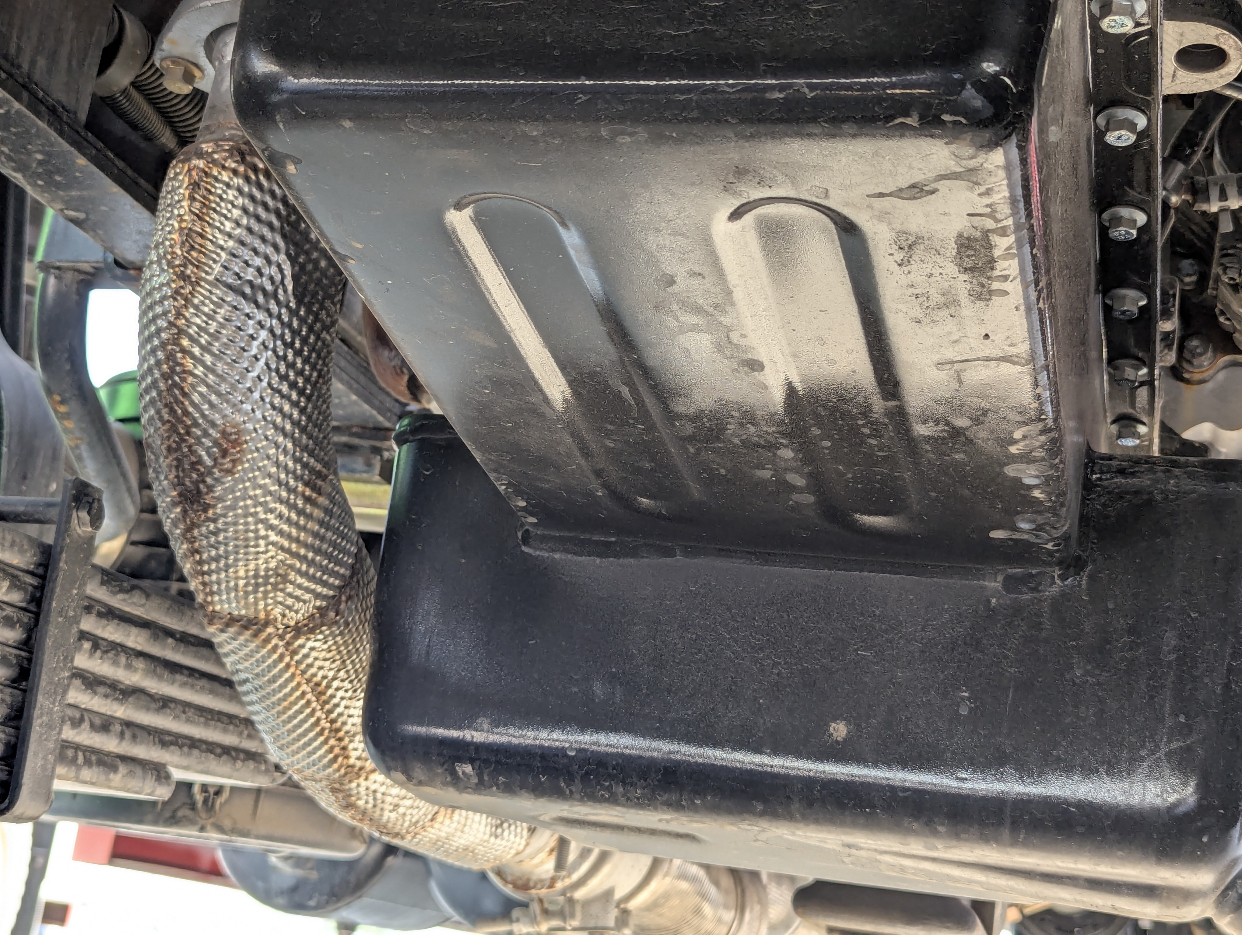 BTC-003-XCMG-SQZ200-Boom-truck-cranes-inspection-Engine-Engine-cover-and-oil-pan-1