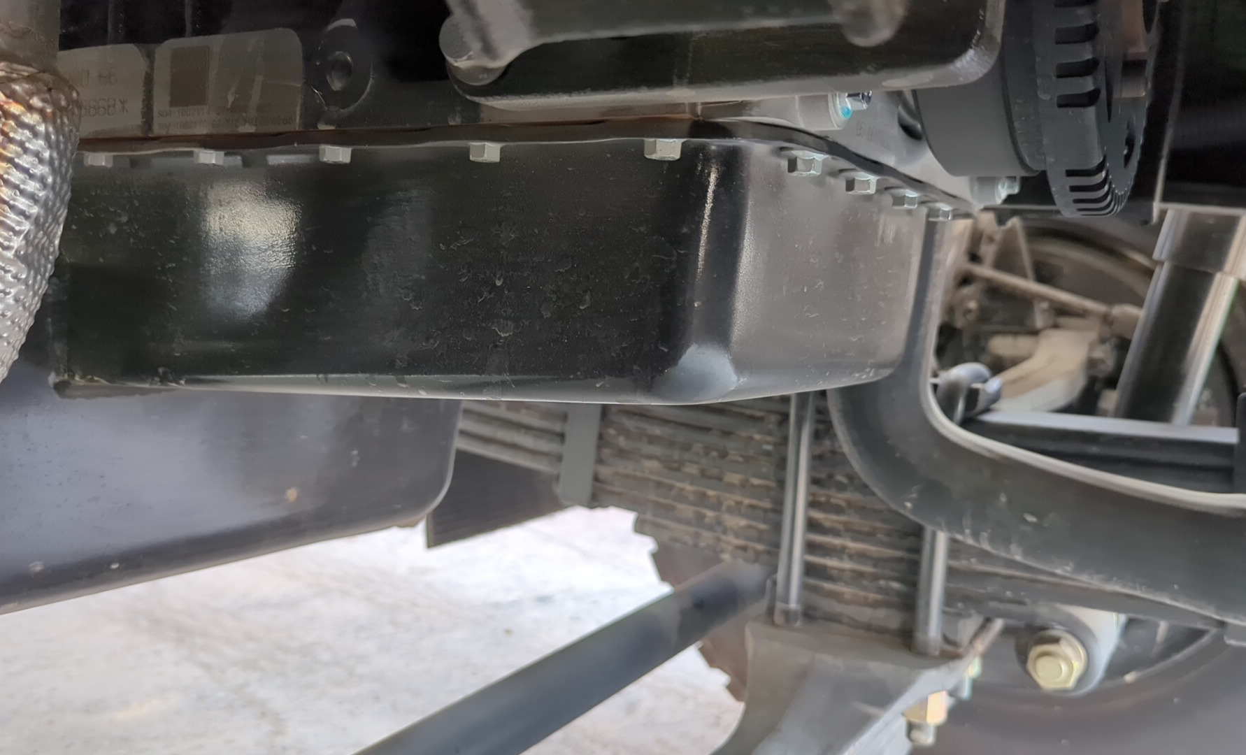 BTC-003-XCMG-SQZ200-Boom-truck-cranes-inspection-Engine-Engine-cover-and-oil-pan-1