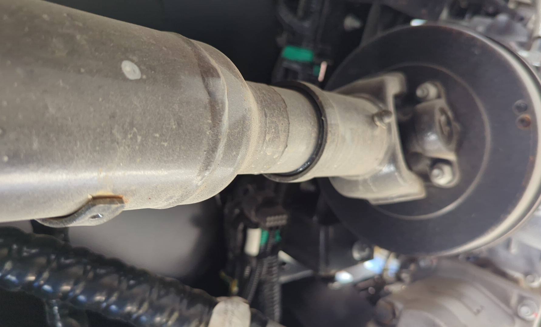 TMA-001-XCMG-GKS285-Truck-mounted-boom-lifts-inspection-Drive-system-Propeller-shaft-1